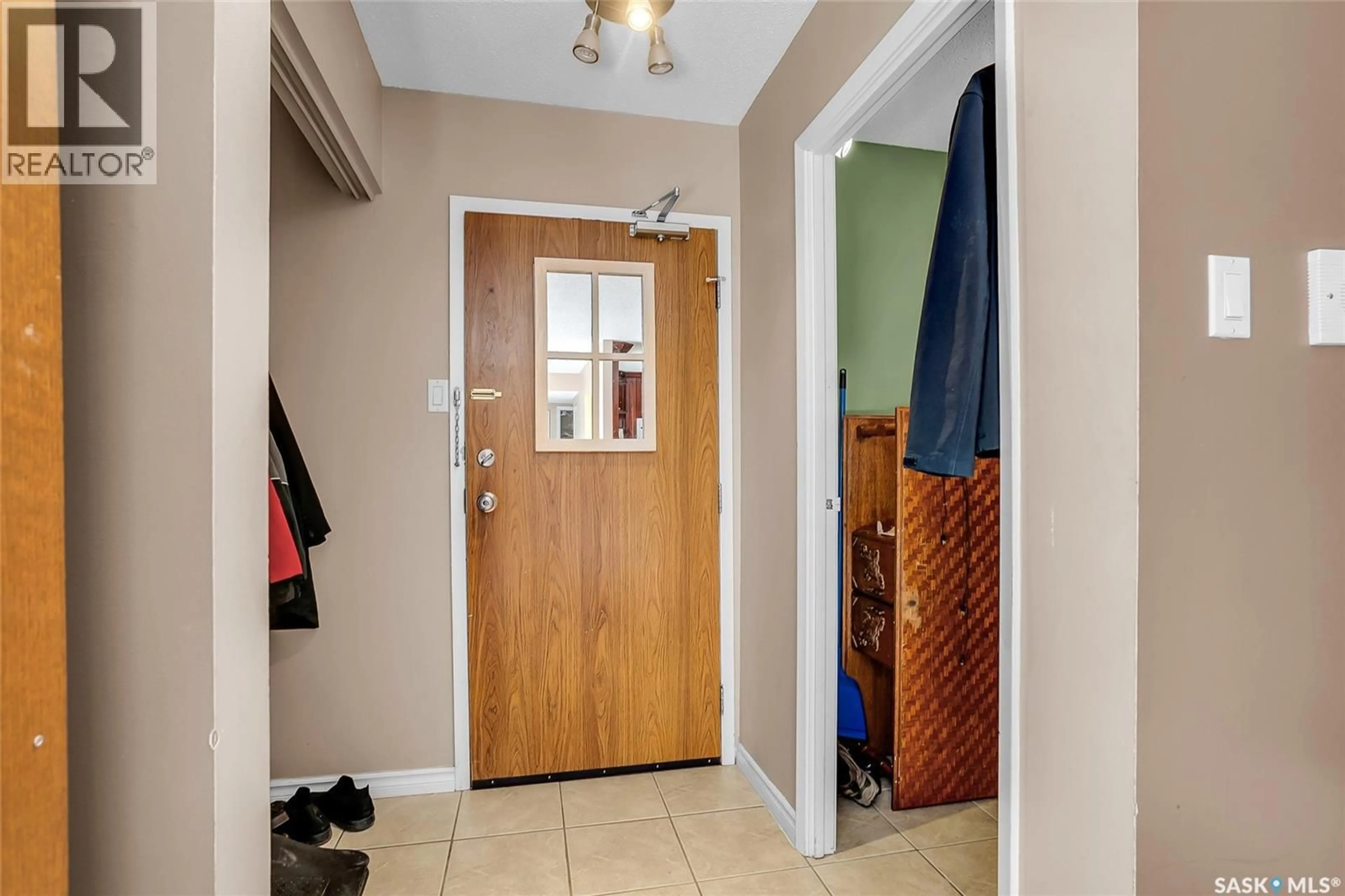 Indoor entryway for 437 - 302 PENDYGRASSE ROAD, Saskatoon Saskatchewan S7M5C1