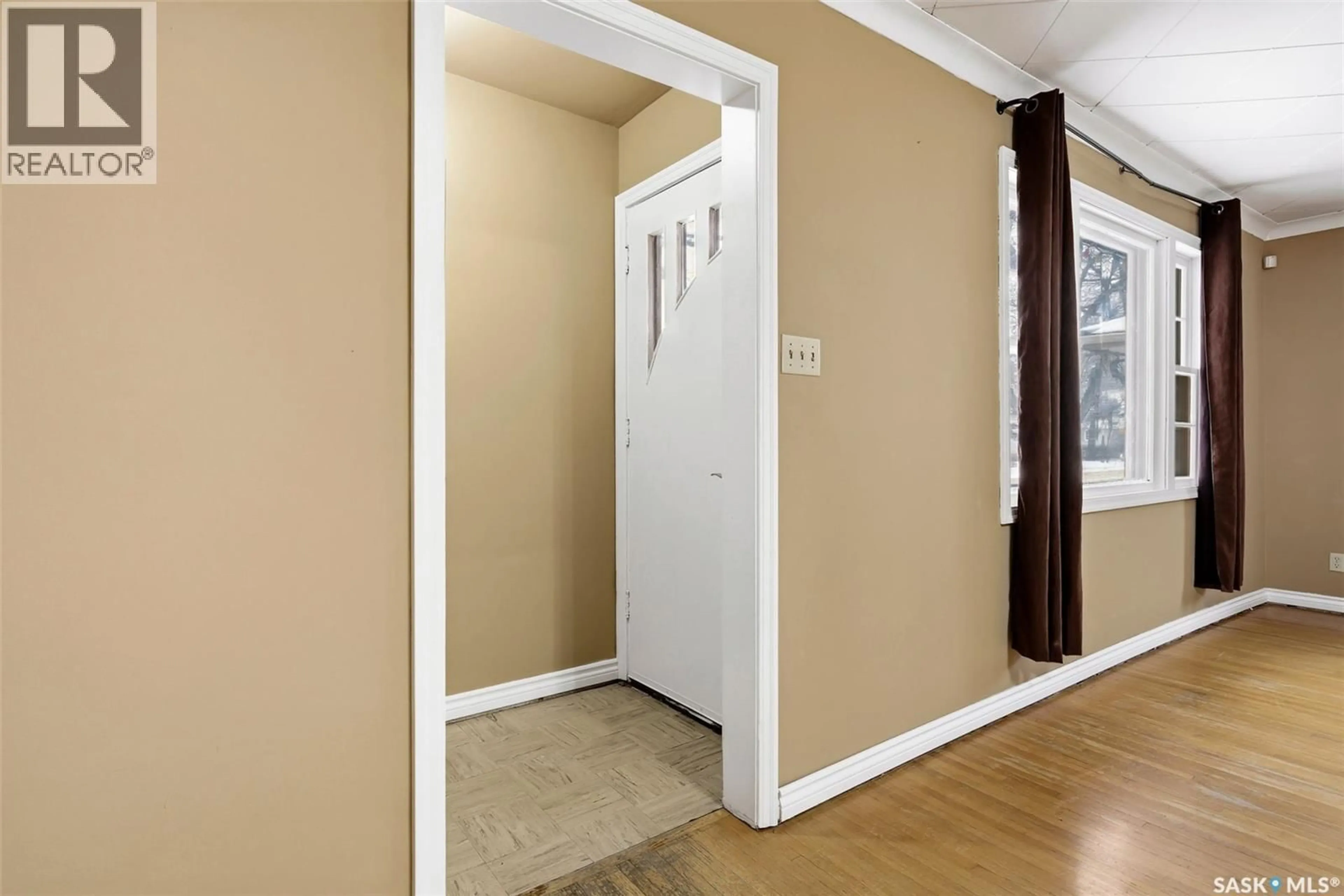 Indoor entryway for 940 ELPHINSTONE STREET, Regina Saskatchewan S4T3L6