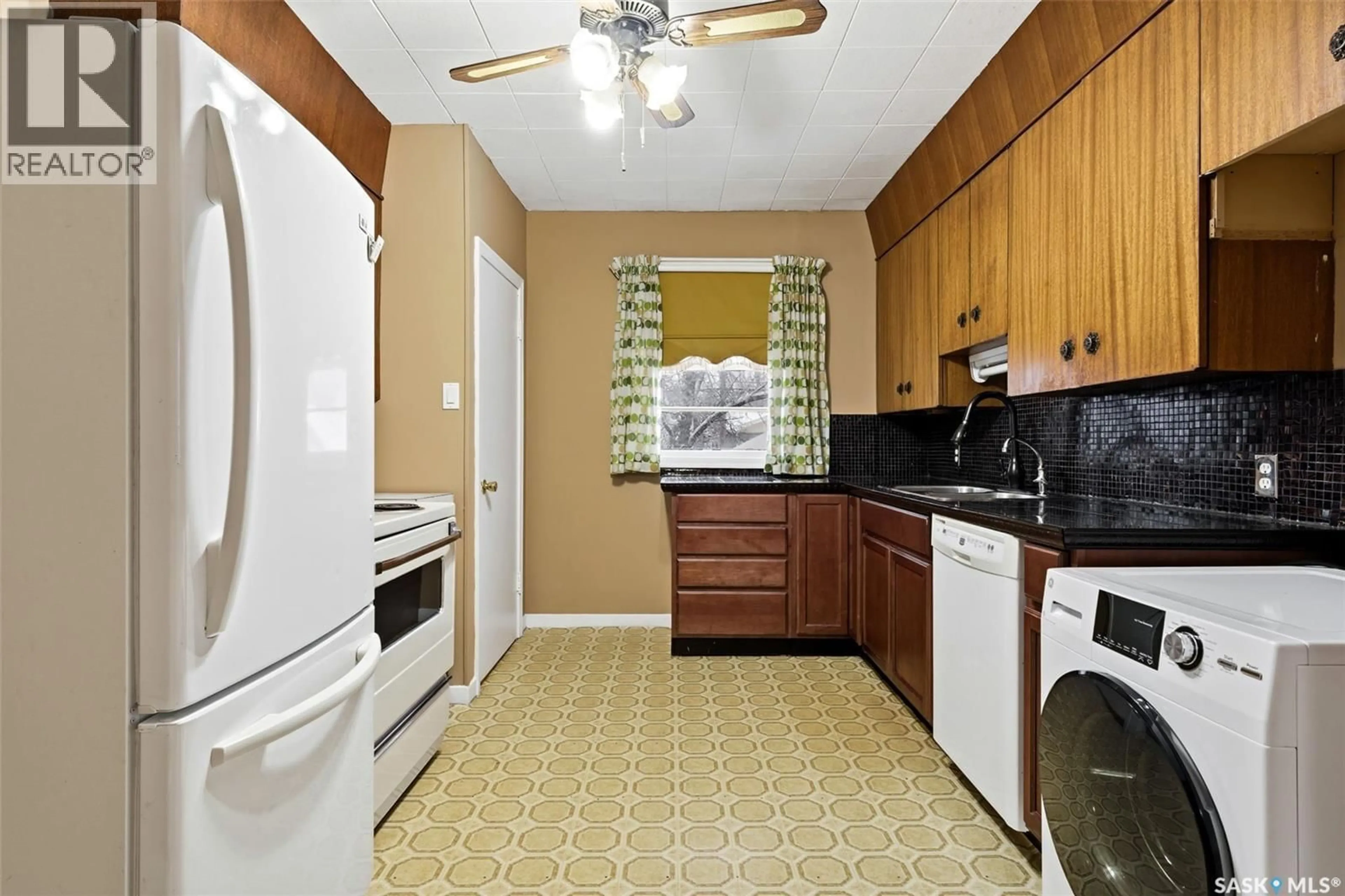 Standard kitchen, unknown for 940 ELPHINSTONE STREET, Regina Saskatchewan S4T3L6