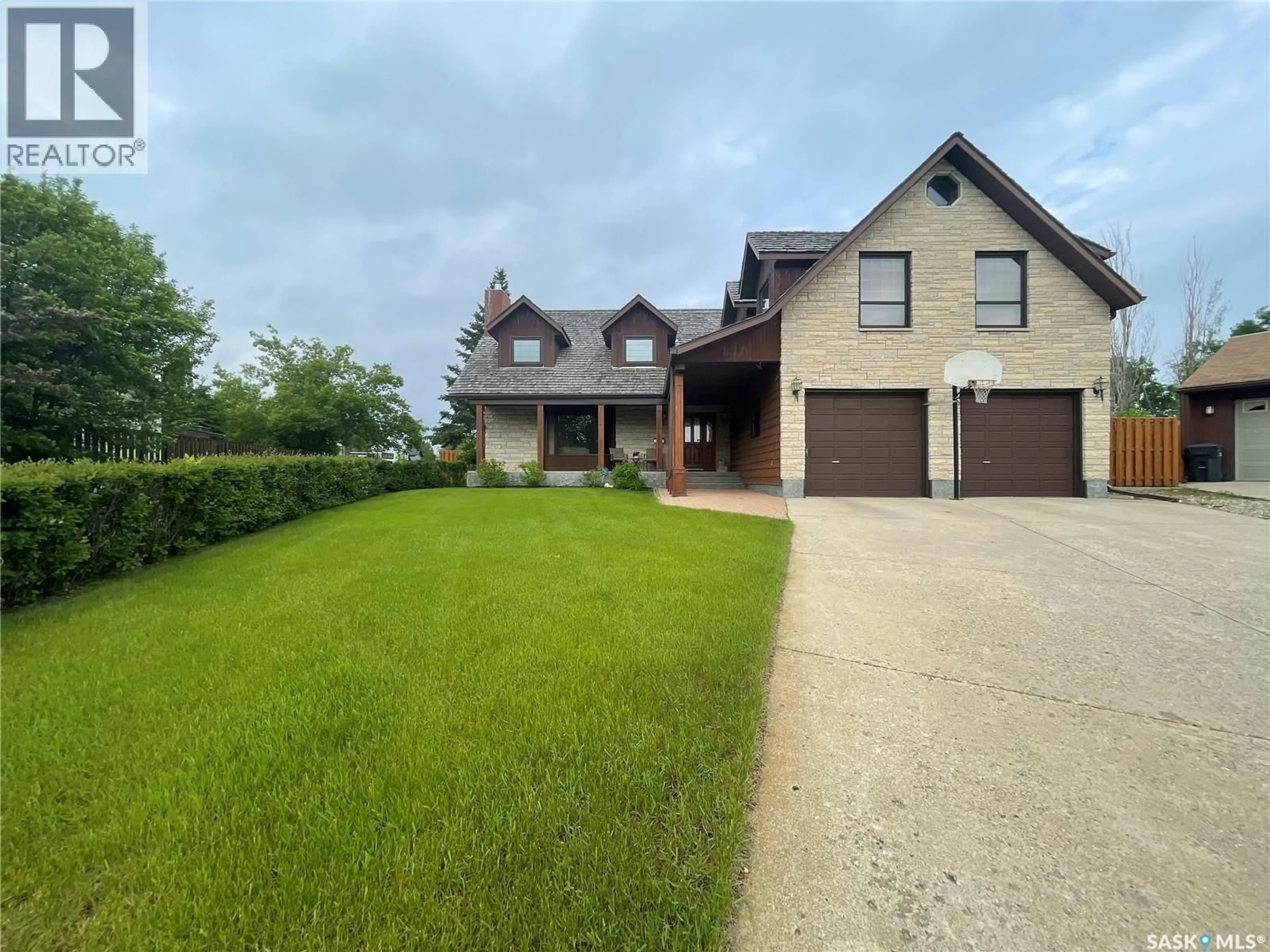 A pic from outside/outdoor area/front of a property/back of a property/a pic from drone, street for 38 SUNSET DRIVE, Yorkton Saskatchewan S3N3K9