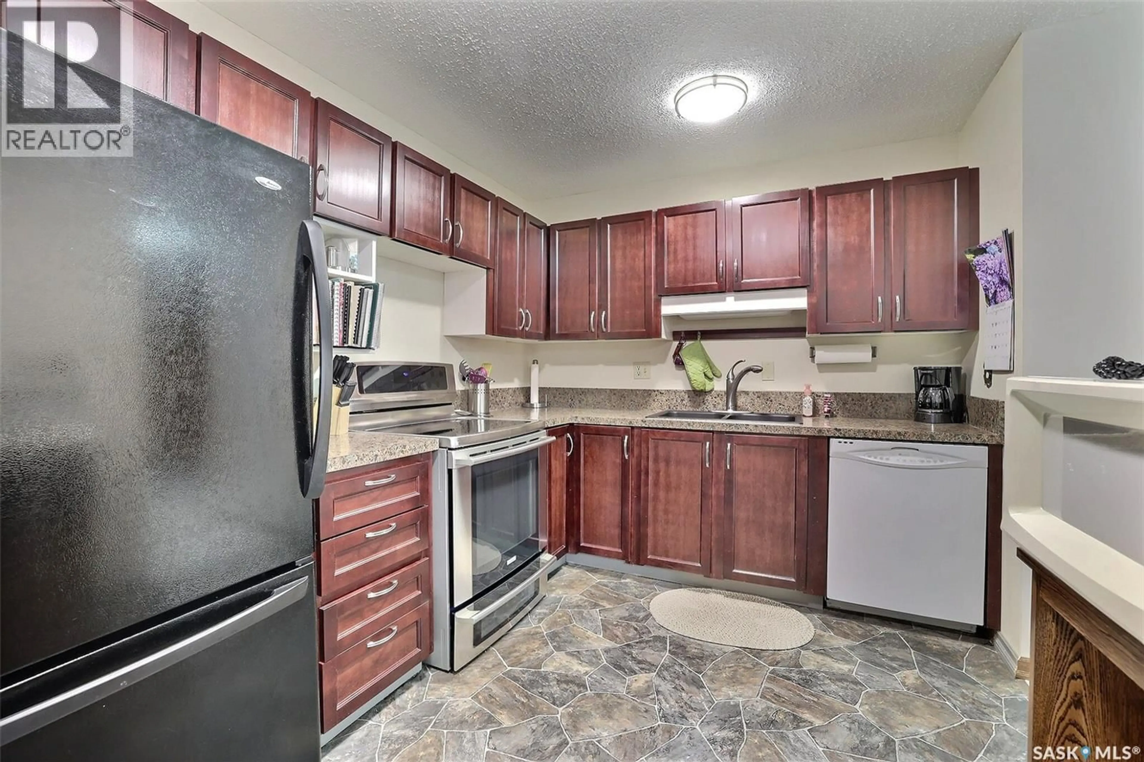 Standard kitchen, unknown for 47 LAVERENDRYE WAY, Regina Saskatchewan S4S5Z6