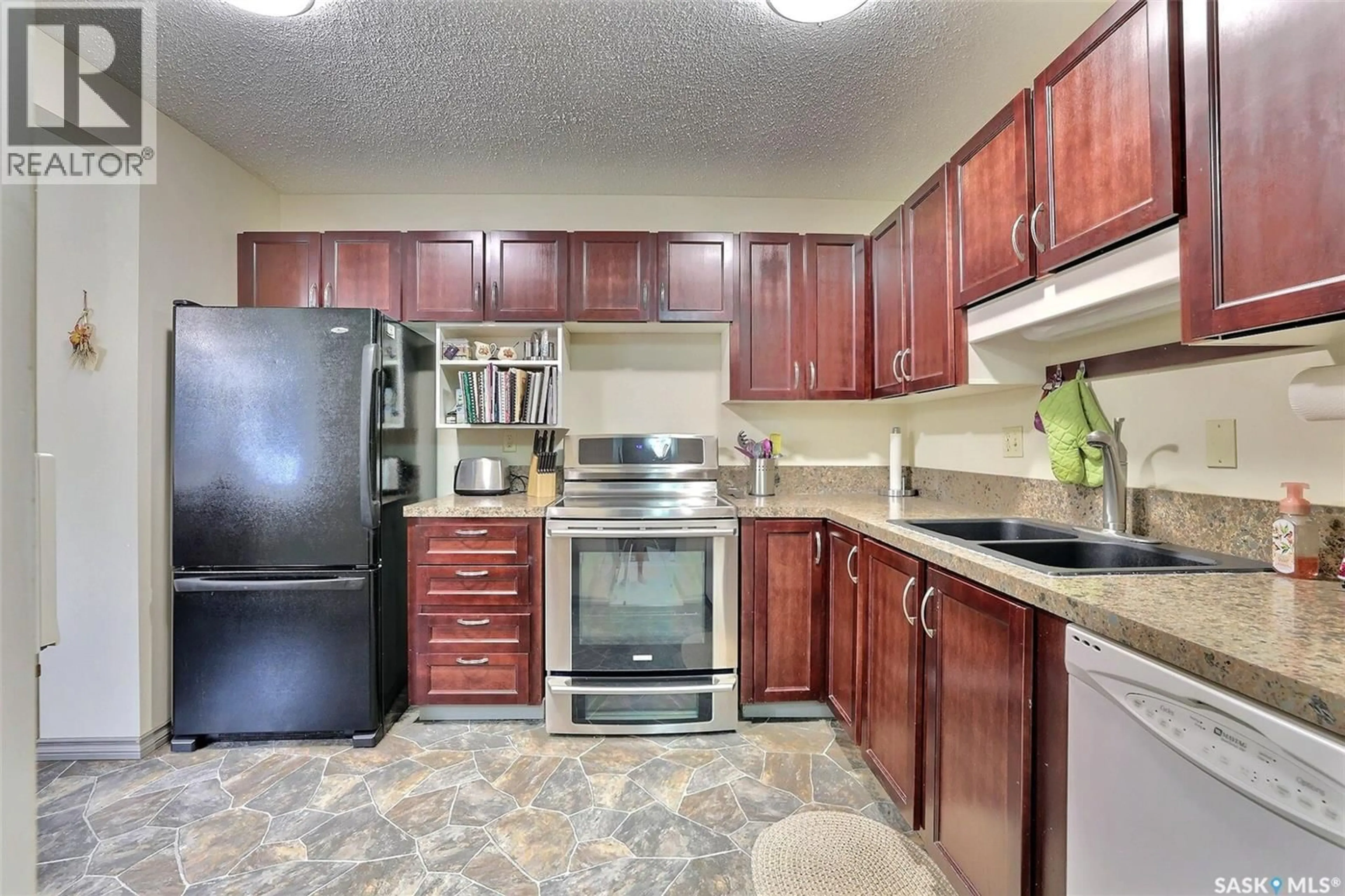 Standard kitchen, unknown for 47 LAVERENDRYE WAY, Regina Saskatchewan S4S5Z6