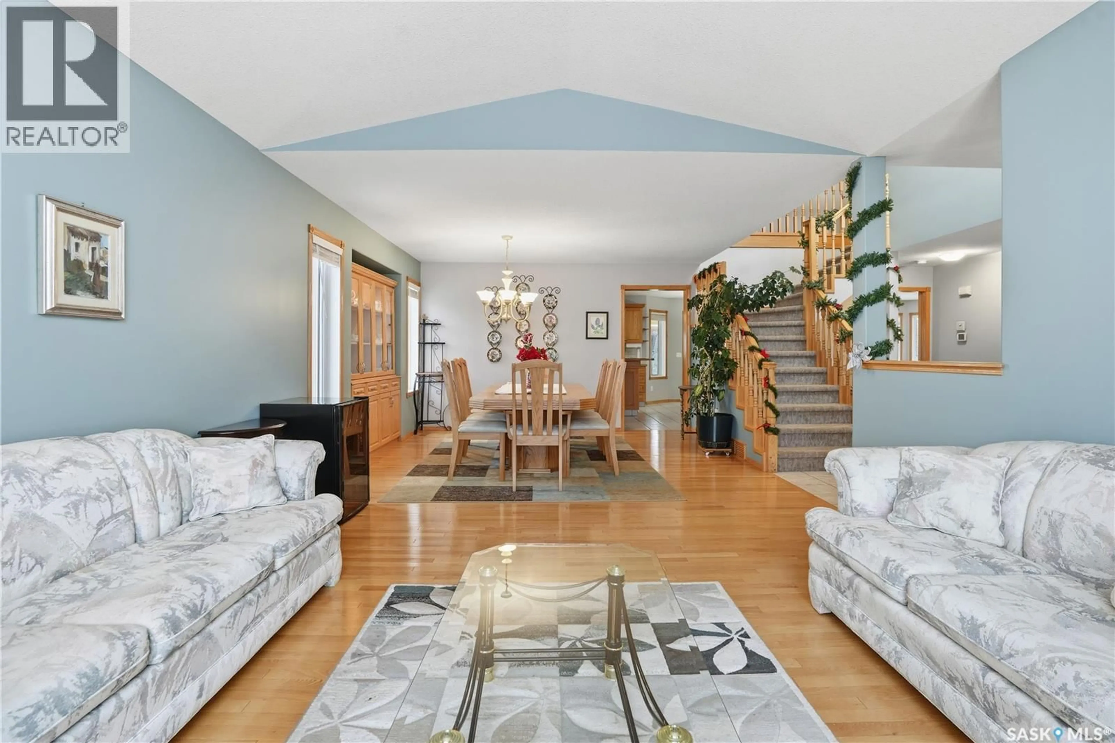 Living room with furniture, wood/laminate floor for 3148 WIMBLEDON BAY, Regina Saskatchewan S4V2Y6