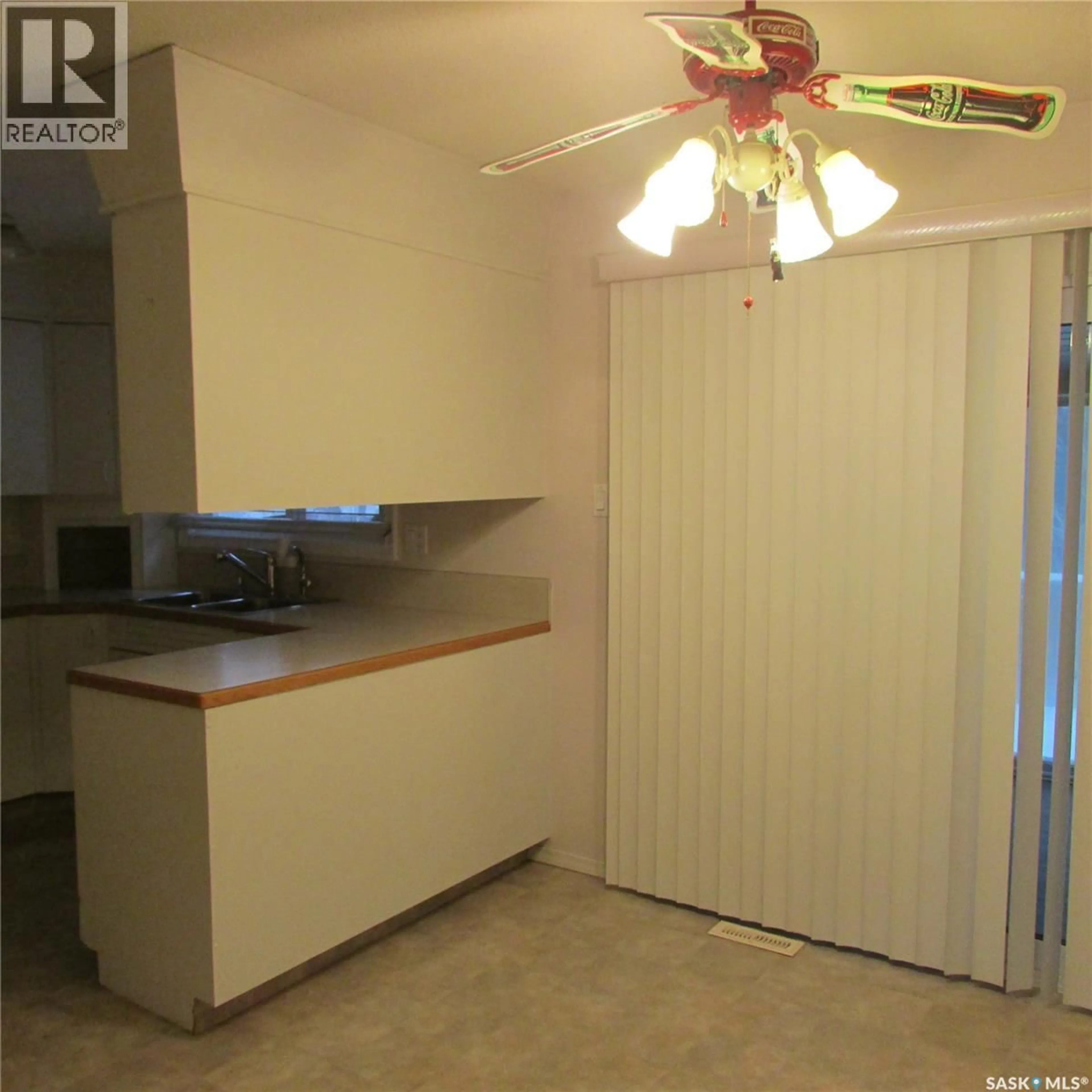 Standard kitchen, unknown for 11 WATTS BAY, Regina Saskatchewan S4N5G6