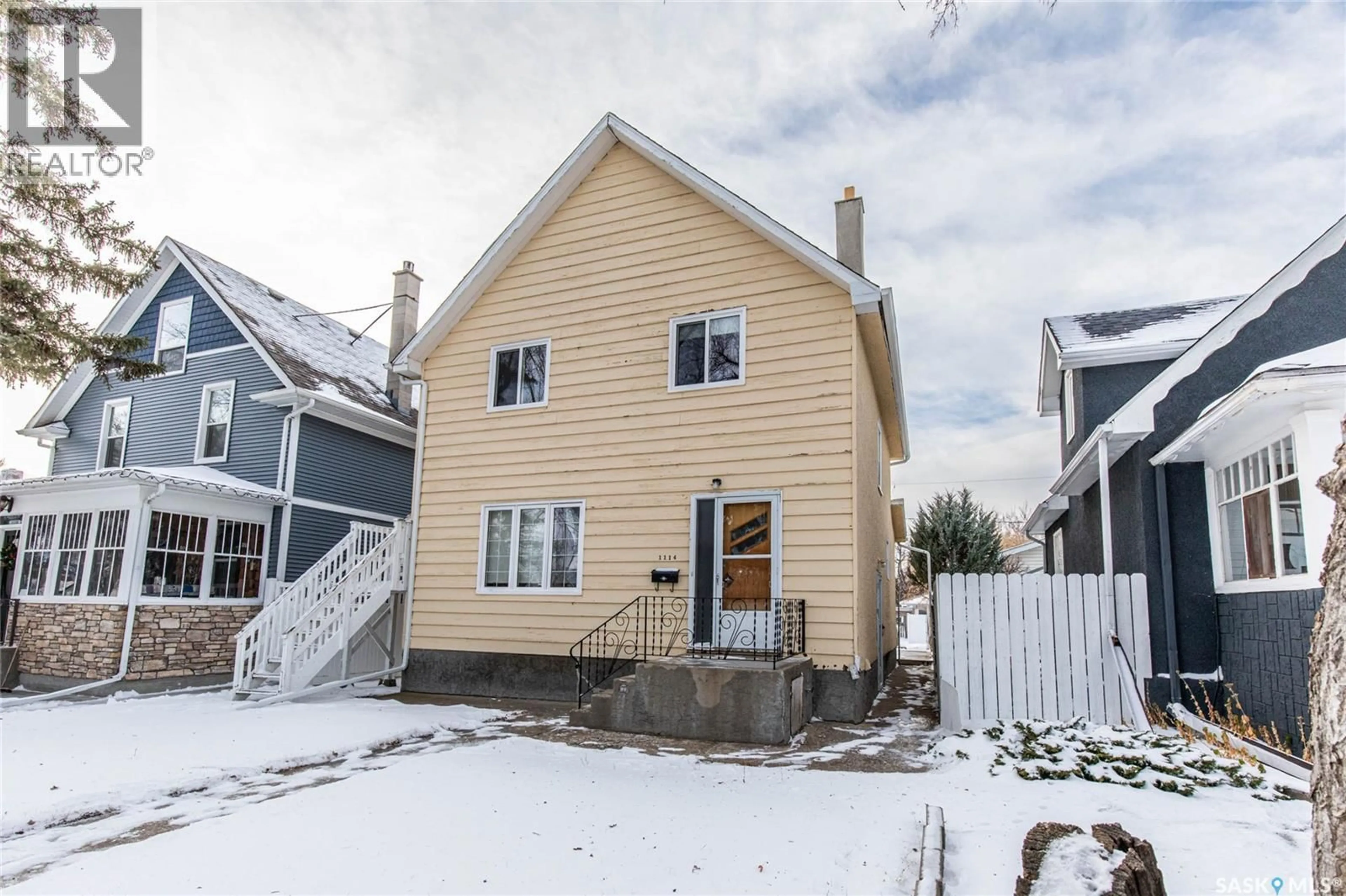 Home with vinyl exterior material, street for 1114 6TH AVENUE, Moose Jaw Saskatchewan S6H4A6