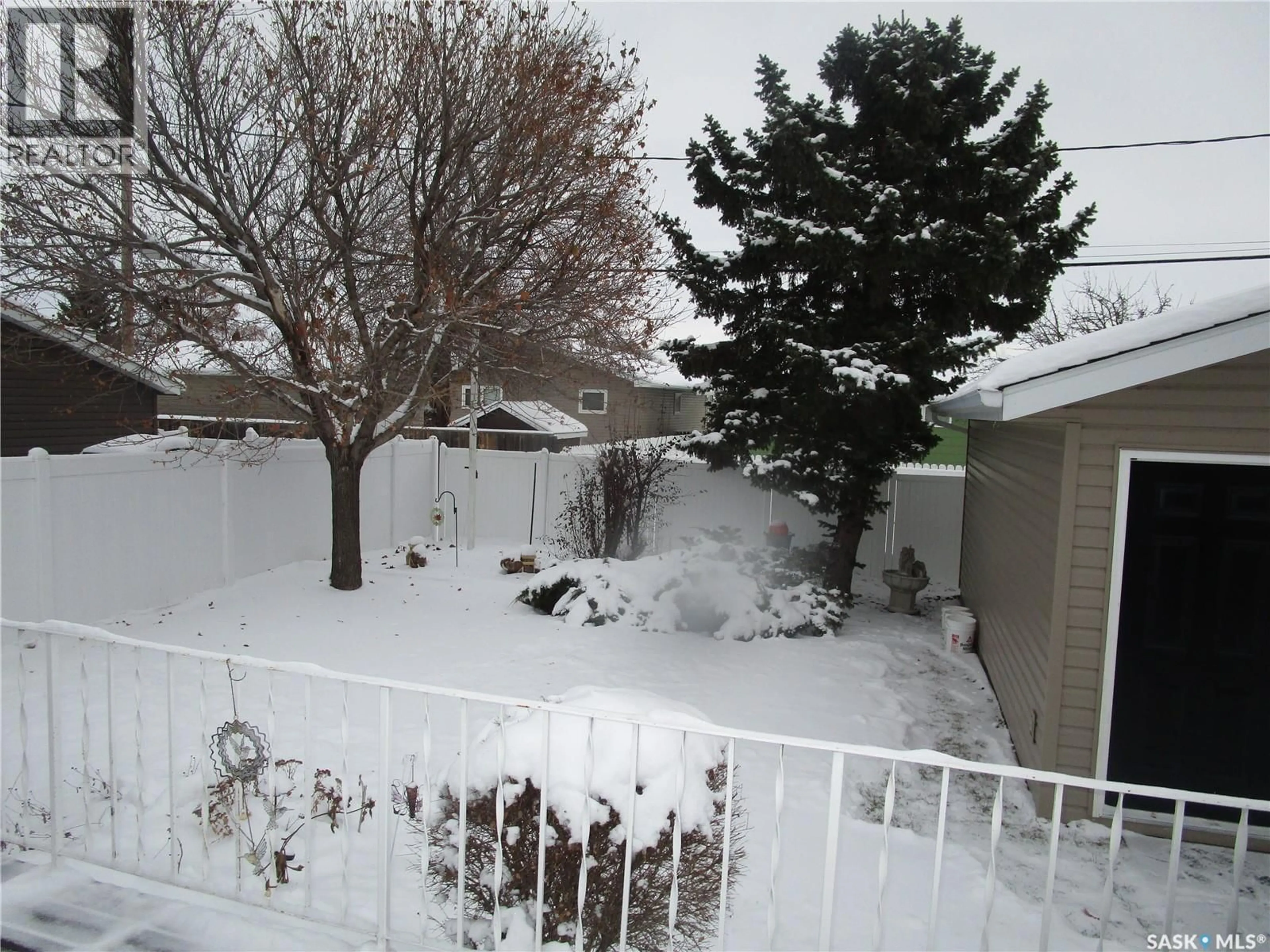 A pic from outside/outdoor area/front of a property/back of a property/a pic from drone, unknown for 1003 1ST STREET, Assiniboia Saskatchewan S0H0B0