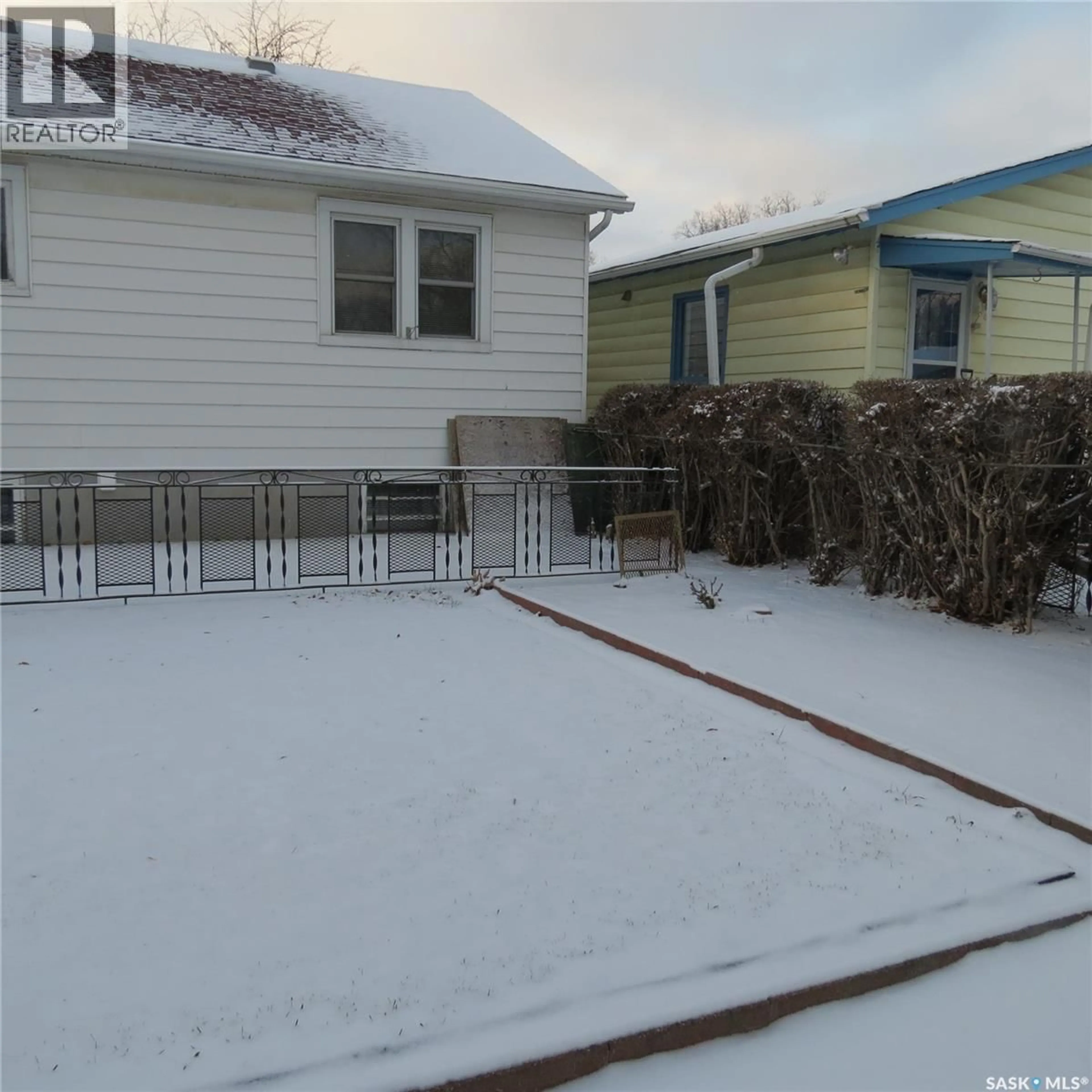 Patio, street for 2767 WINNIPEG STREET, Regina Saskatchewan S4P1J1