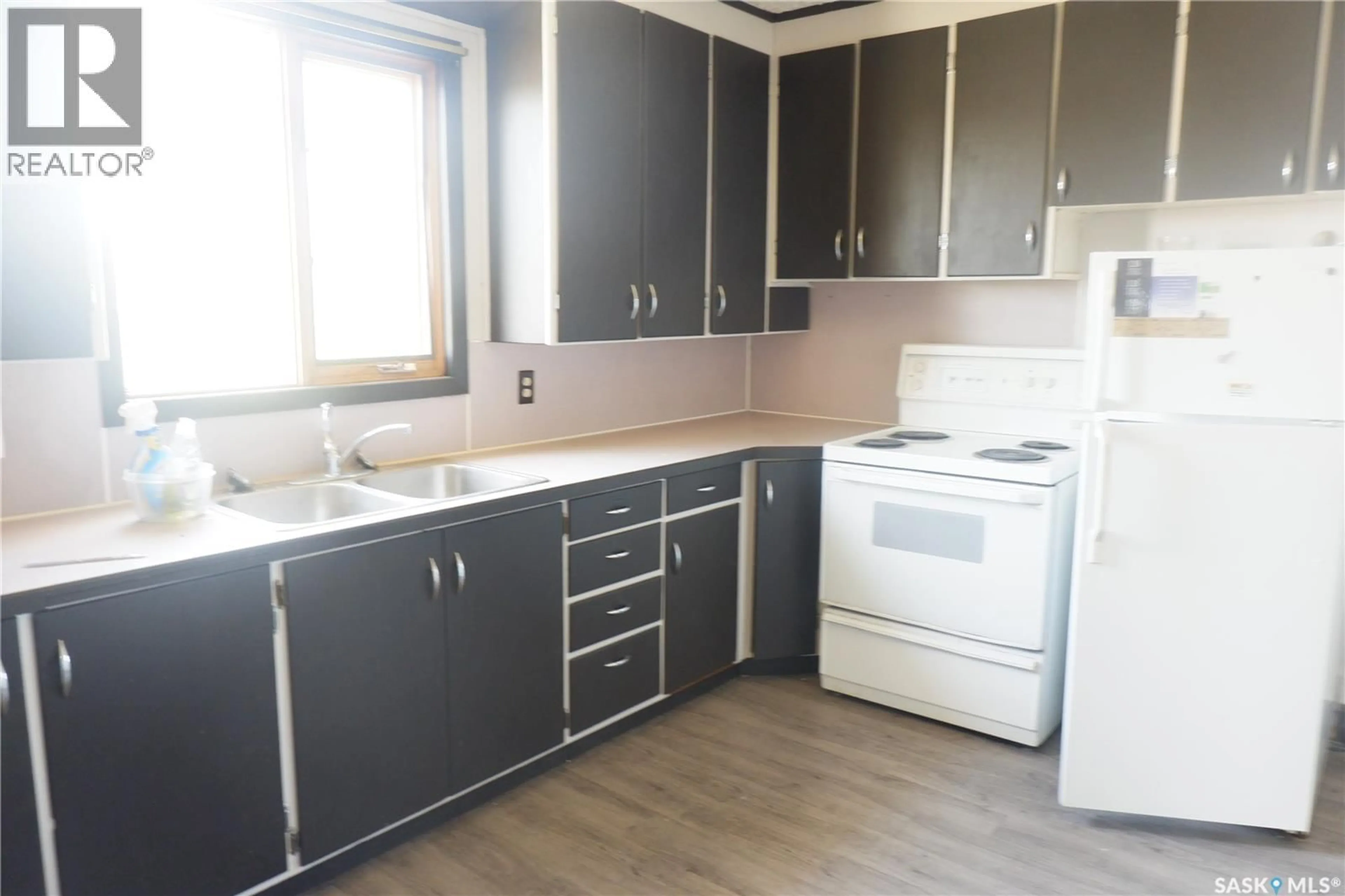 Standard kitchen, wood/laminate floor for 102 DOMINION AVENUE, Kincaid Saskatchewan S0H2J0