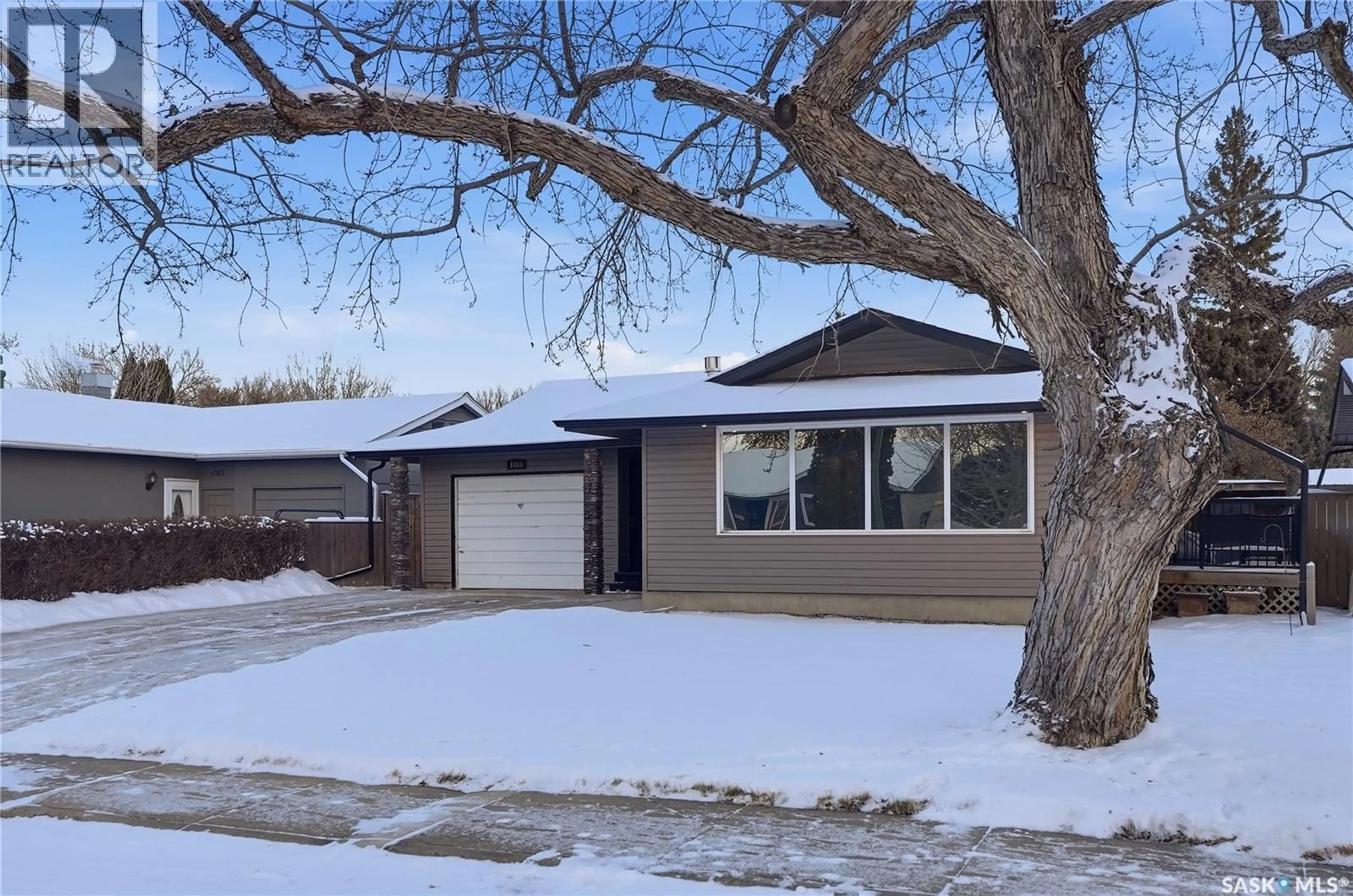 Home with vinyl exterior material, street for 1065 EAST CENTRE, Saskatoon Saskatchewan S7J3A2