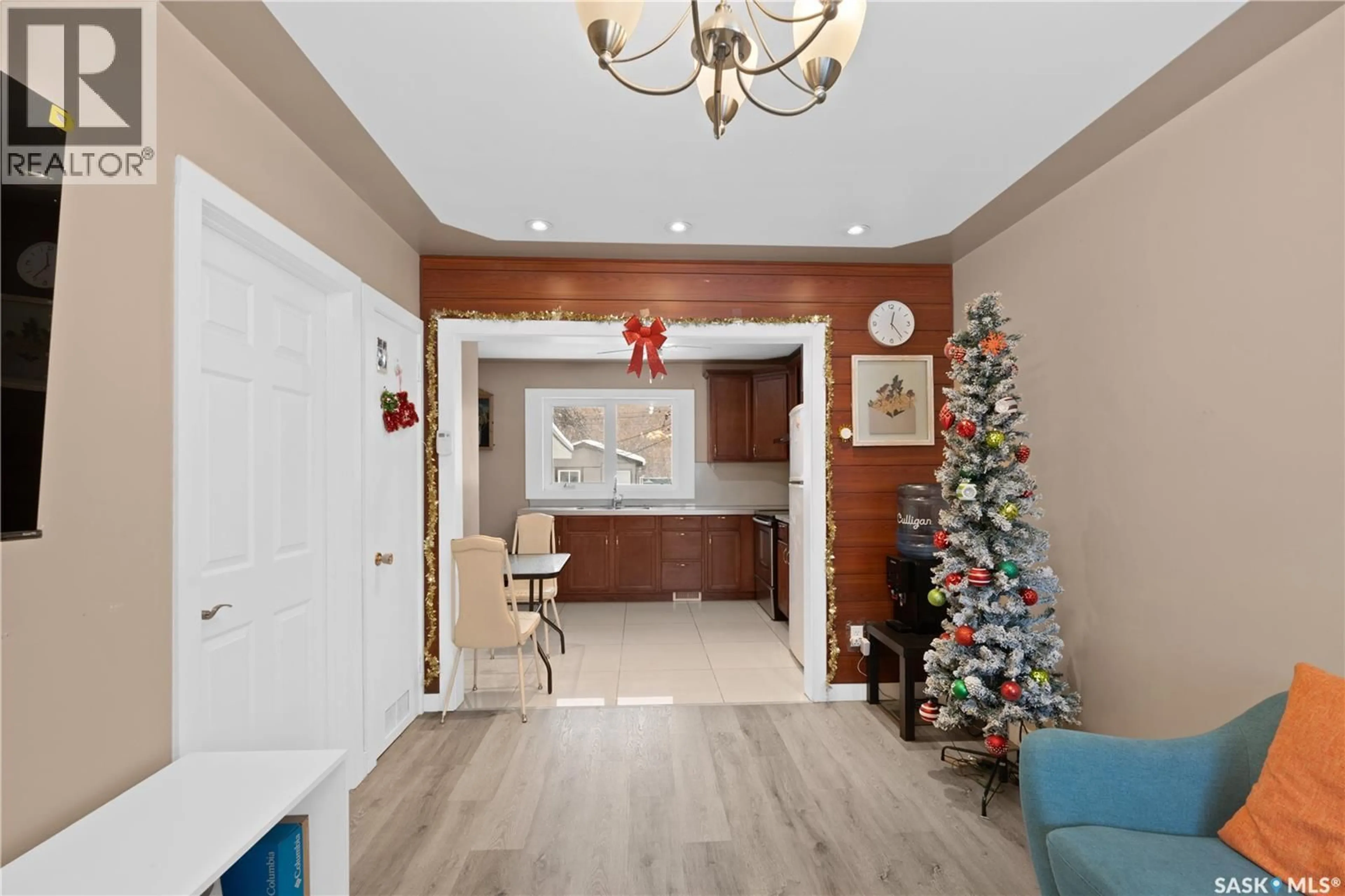 Indoor foyer for 212 W AVENUE S, Saskatoon Saskatchewan S7M3G3