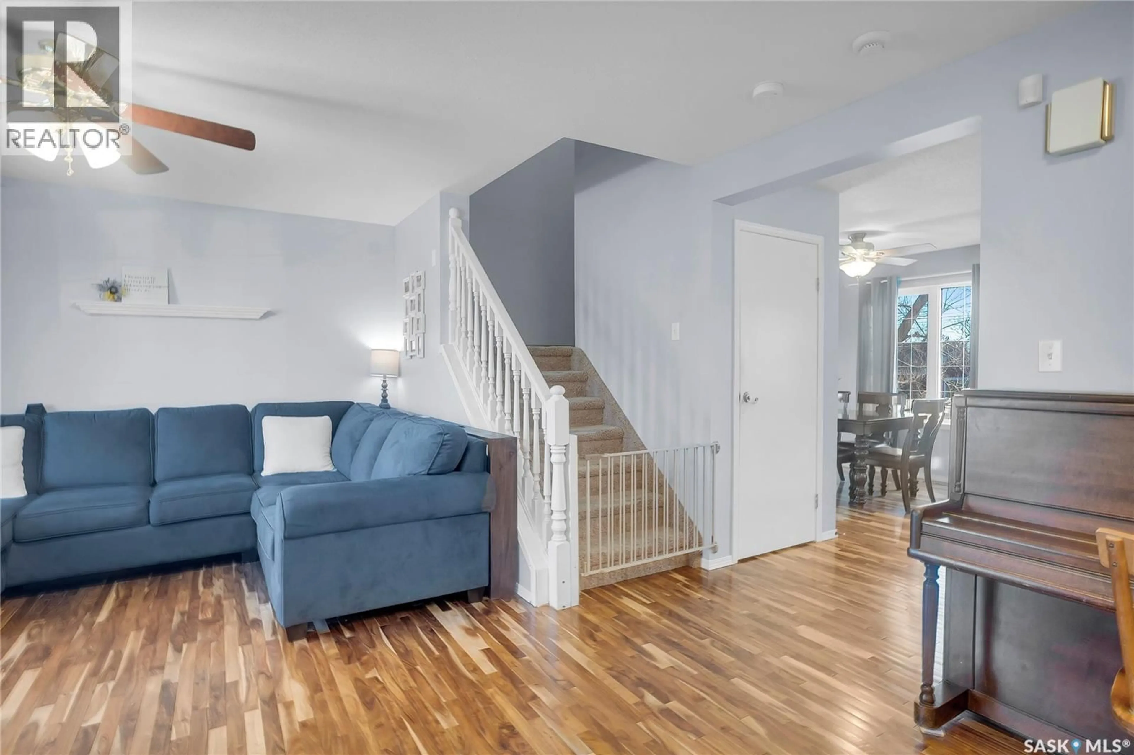 Living room with furniture, unknown for 214 E AVENUE N, Saskatoon Saskatchewan S7L1R7