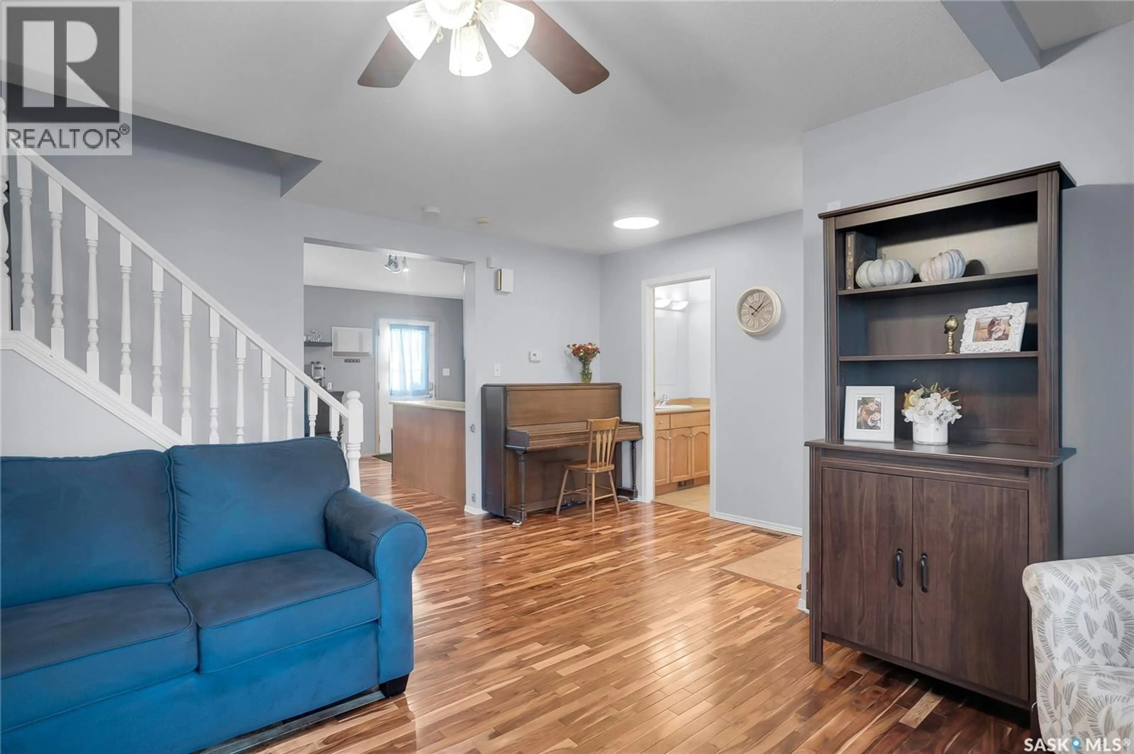 Living room with furniture, unknown for 214 E AVENUE N, Saskatoon Saskatchewan S7L1R7