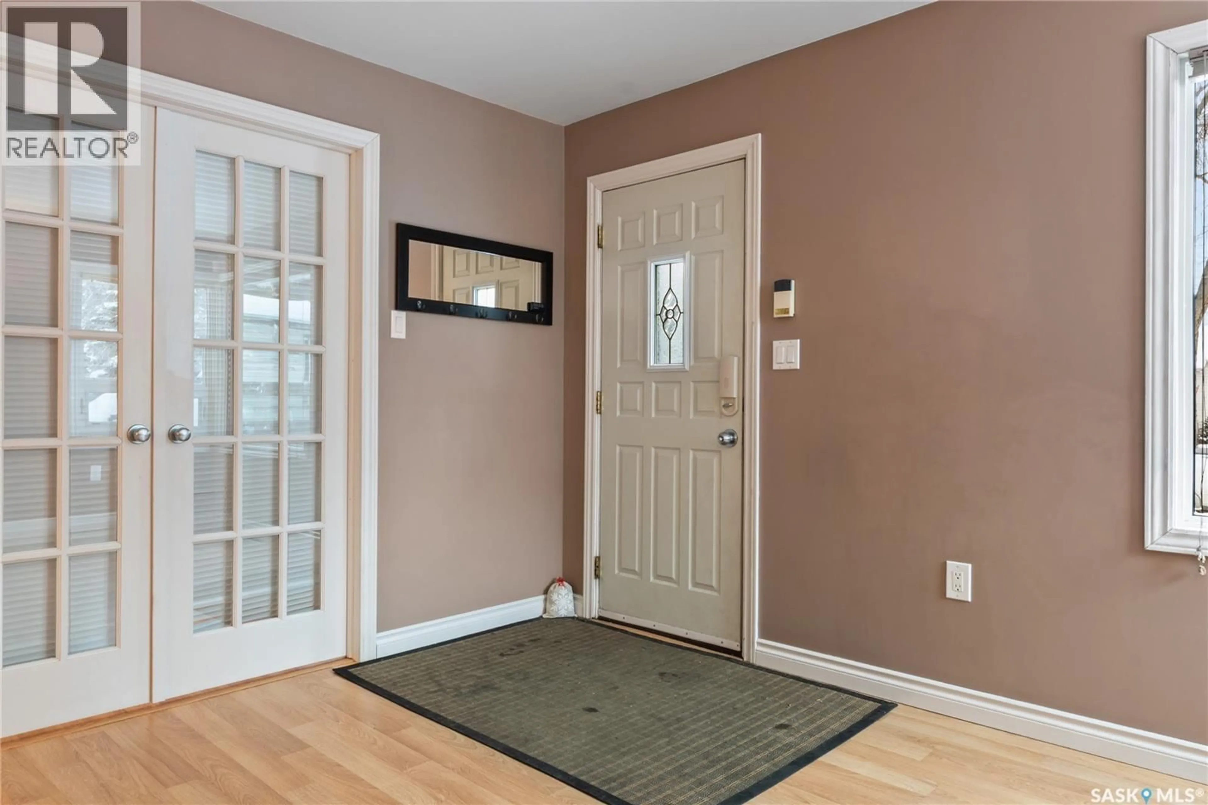Indoor entryway for 1535 2ND AVENUE, Saskatoon Saskatchewan S7K2E9