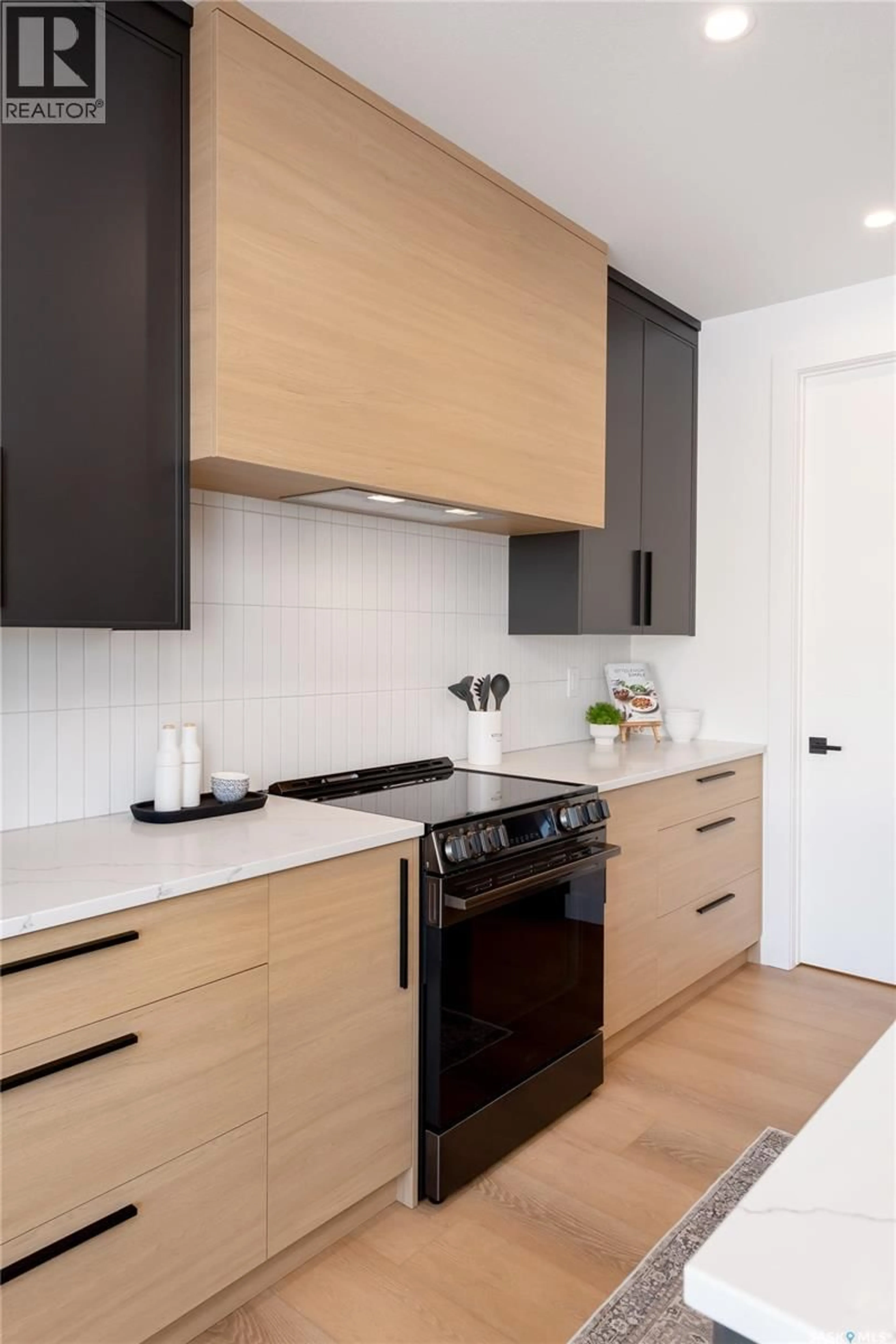 Contemporary kitchen, unknown for 143 COCKROFT MANOR, Saskatoon Saskatchewan S7V1Y4