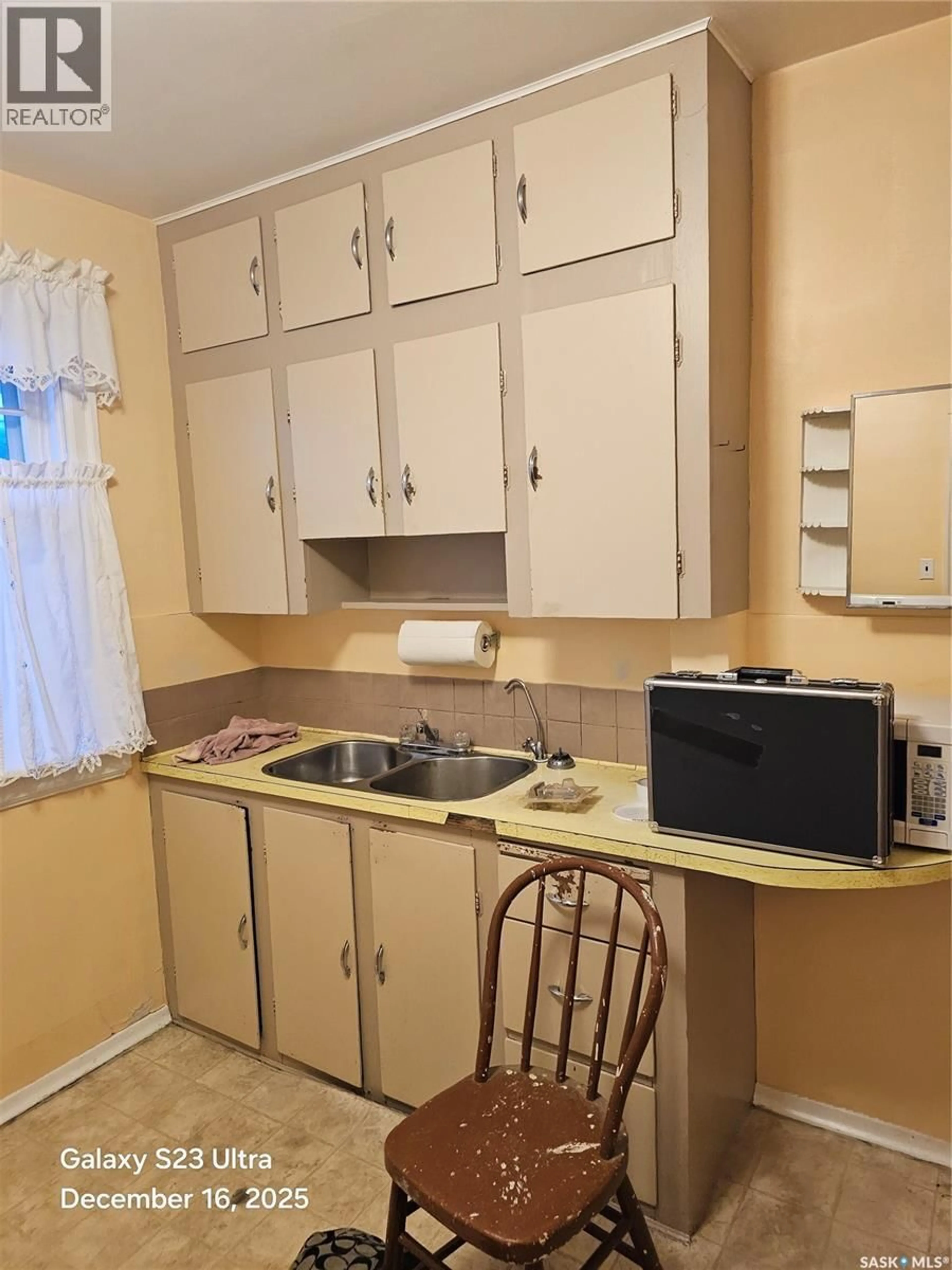 Standard kitchen, unknown for 833 I AVENUE, Saskatoon Saskatchewan S7L2H2