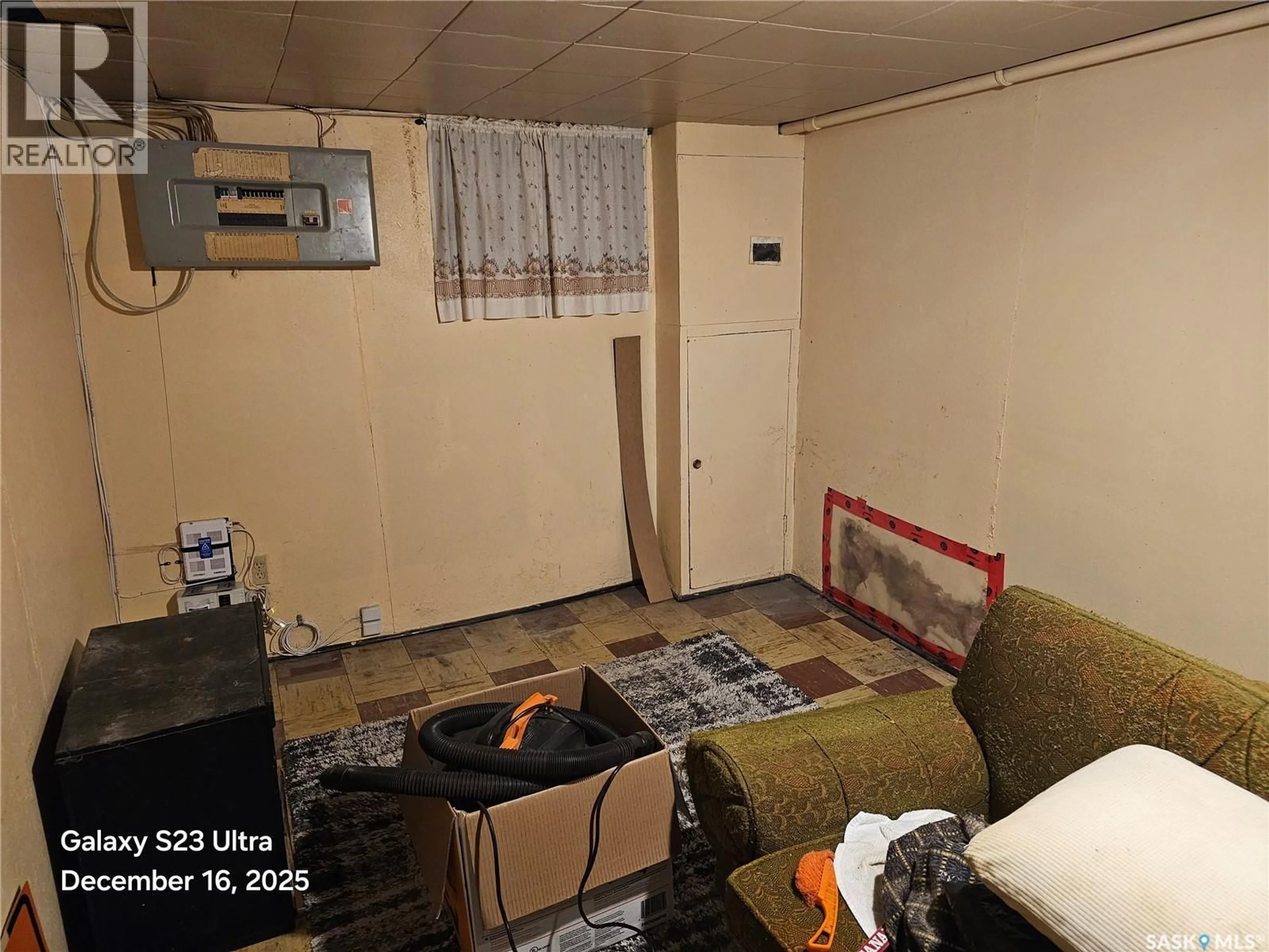 A pic of a room for 833 I AVENUE, Saskatoon Saskatchewan S7L2H2