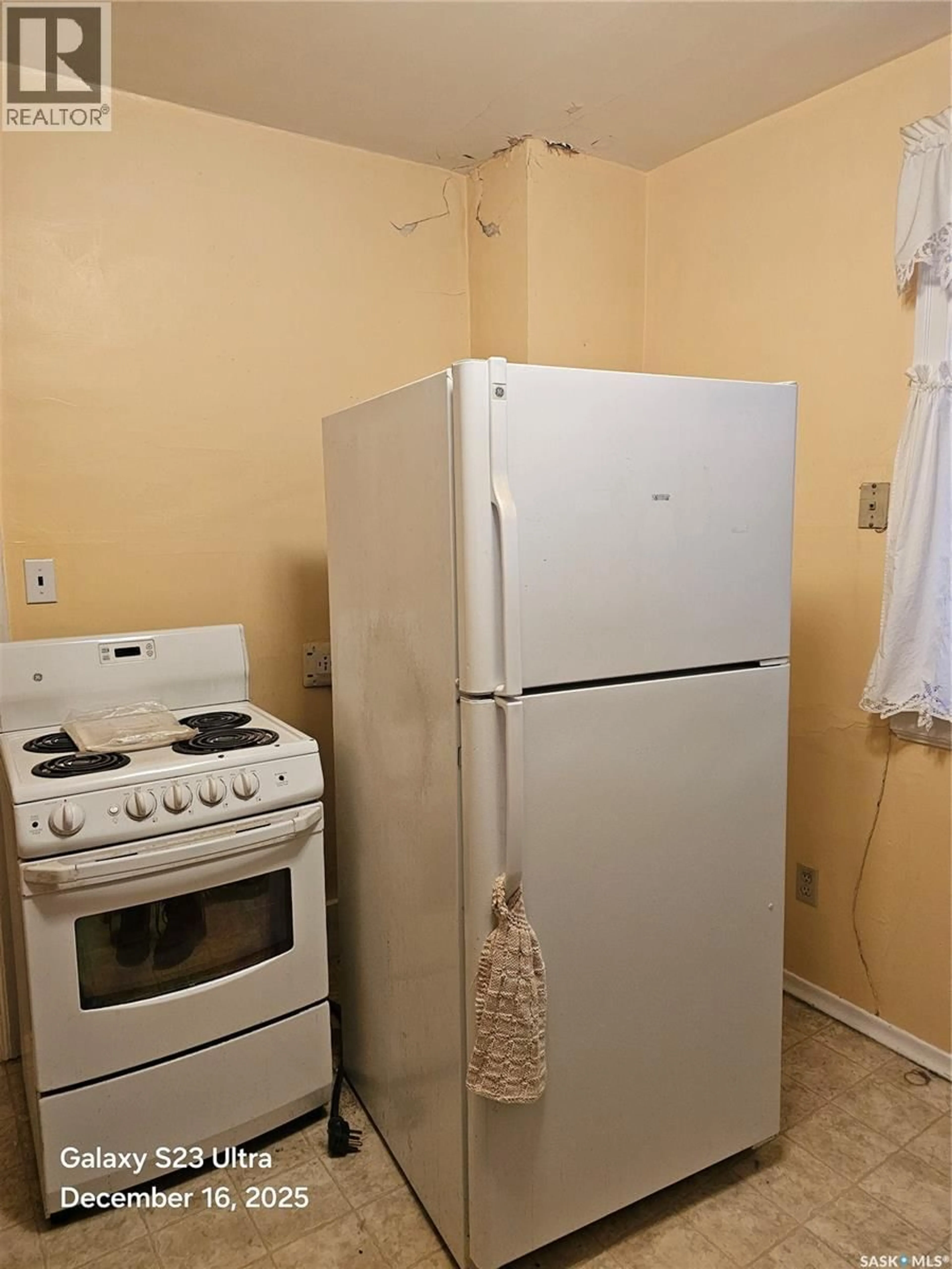 Standard kitchen, unknown for 833 I AVENUE, Saskatoon Saskatchewan S7L2H2