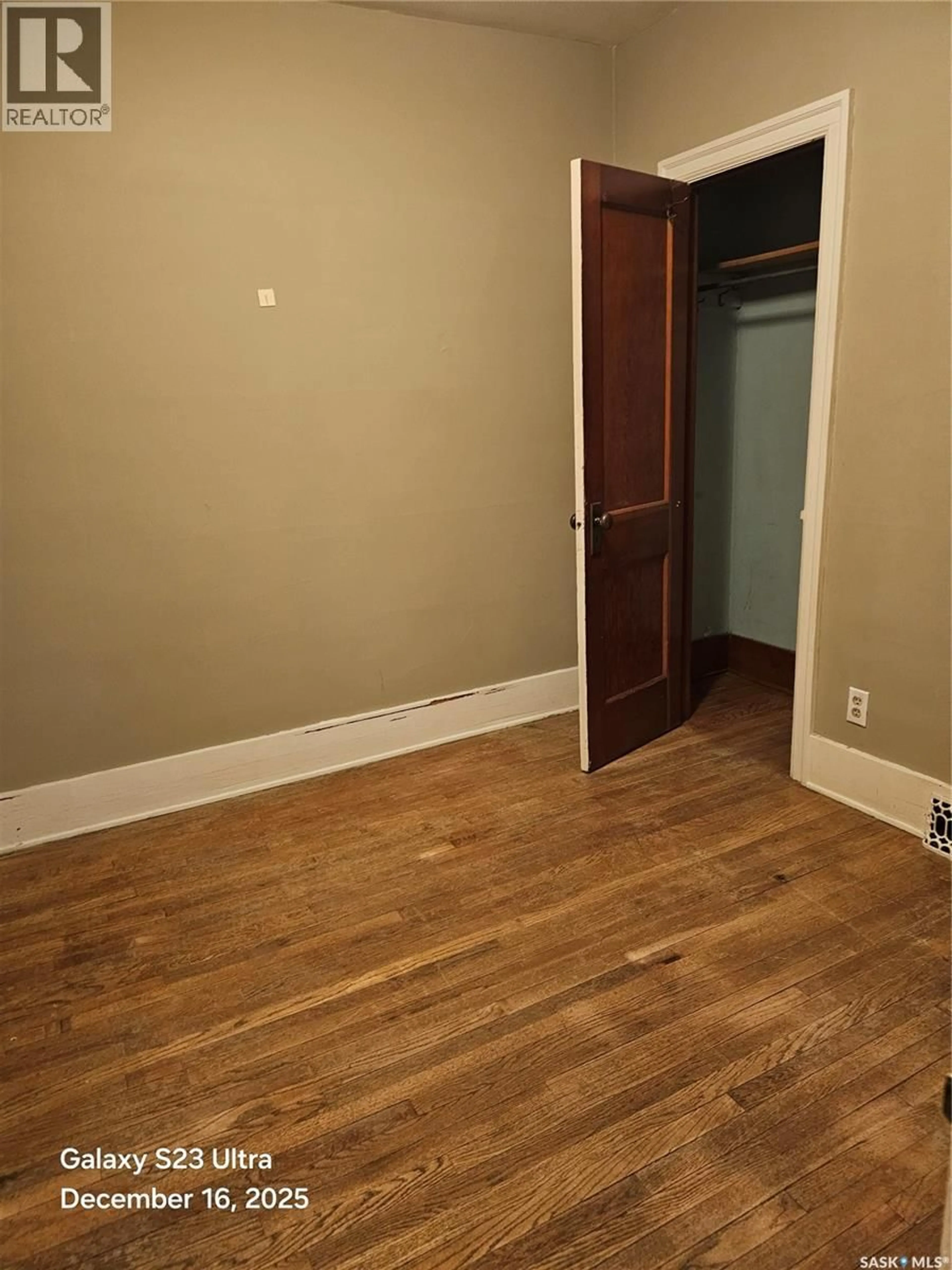 A pic of a room for 833 I AVENUE, Saskatoon Saskatchewan S7L2H2