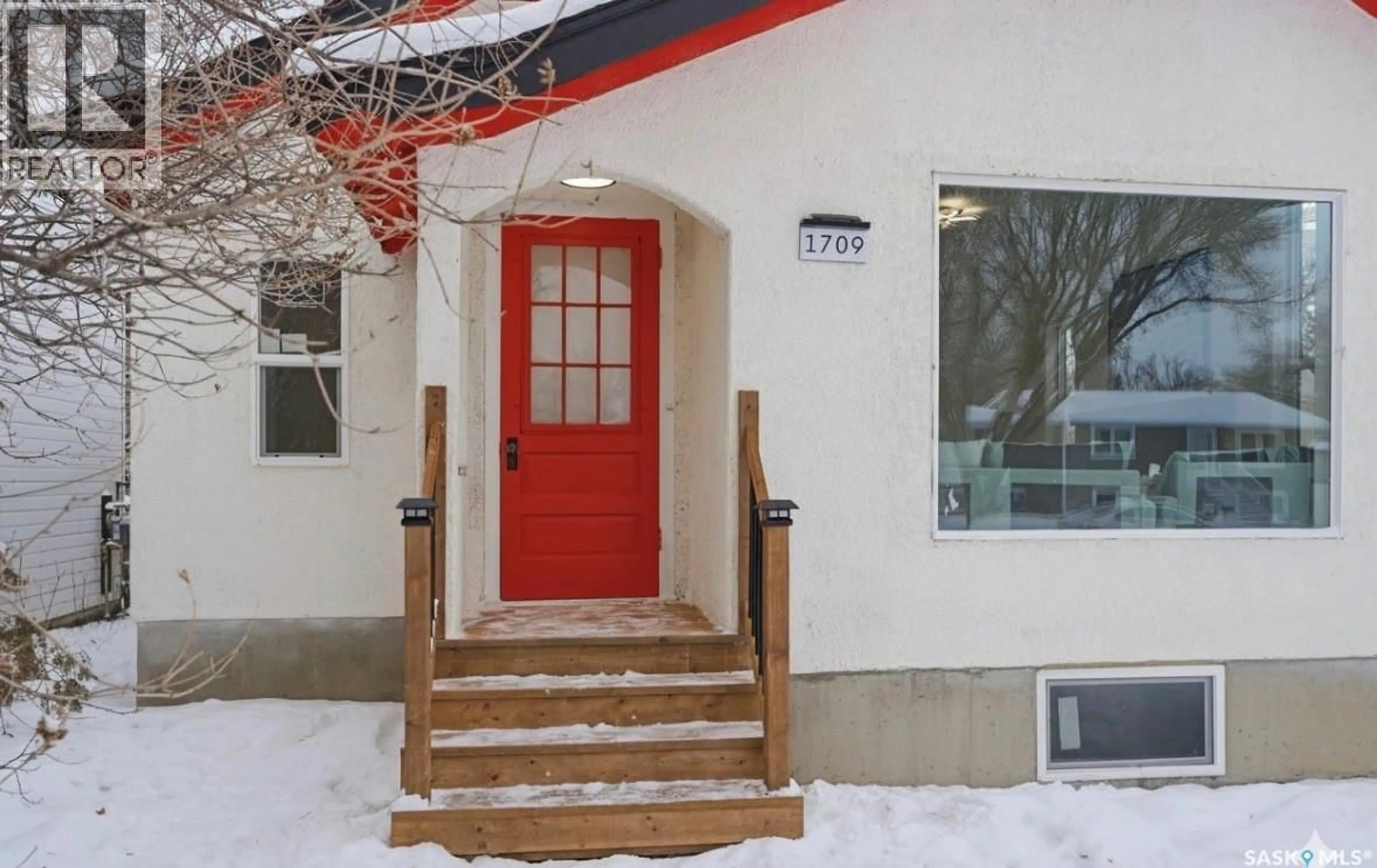 Indoor entryway for 1709 E AVENUE N, Saskatoon Saskatchewan S7L1V3