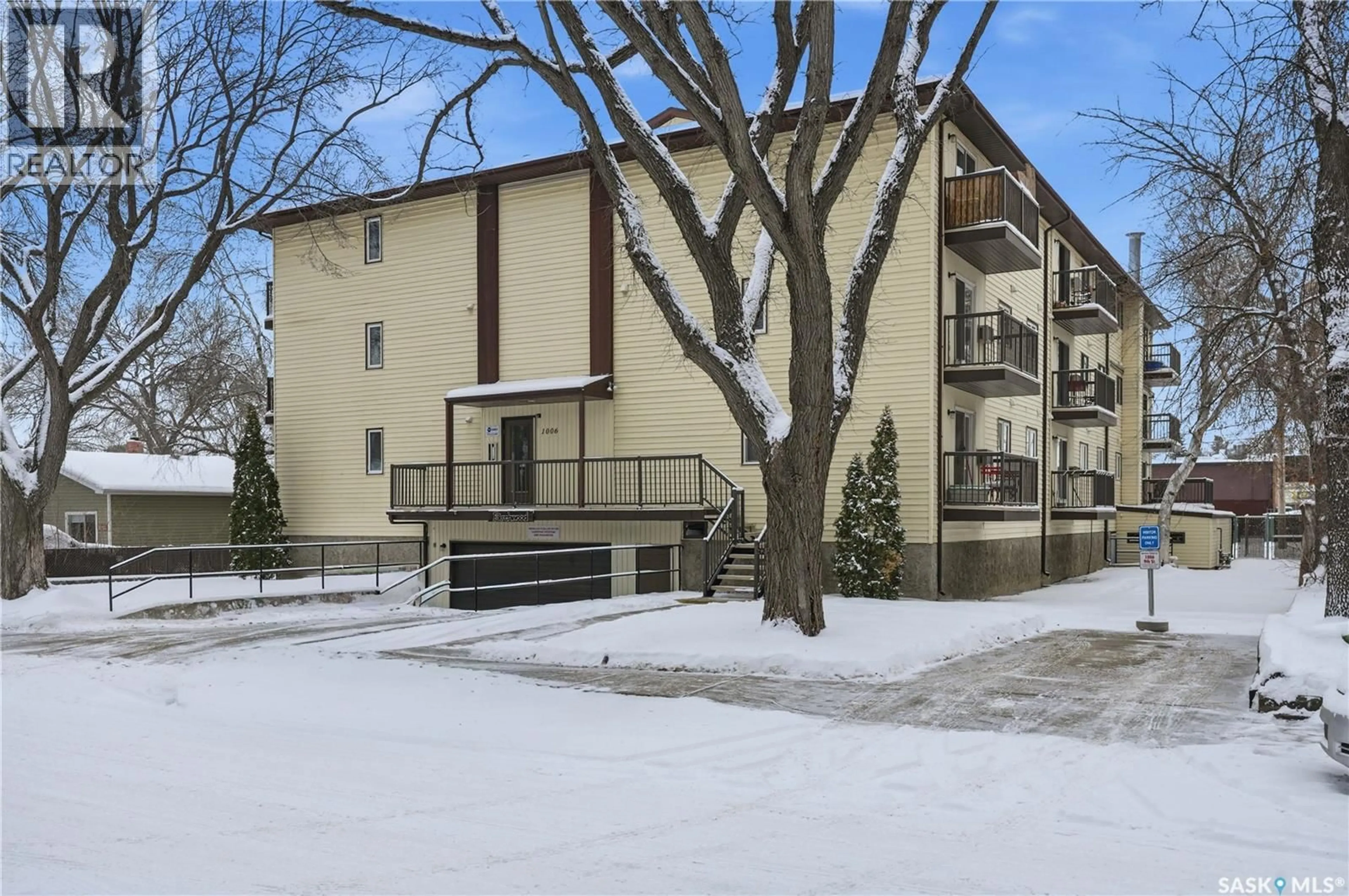 Patio, building for 205 - 1006 9TH STREET, Saskatoon Saskatchewan S7H0N2