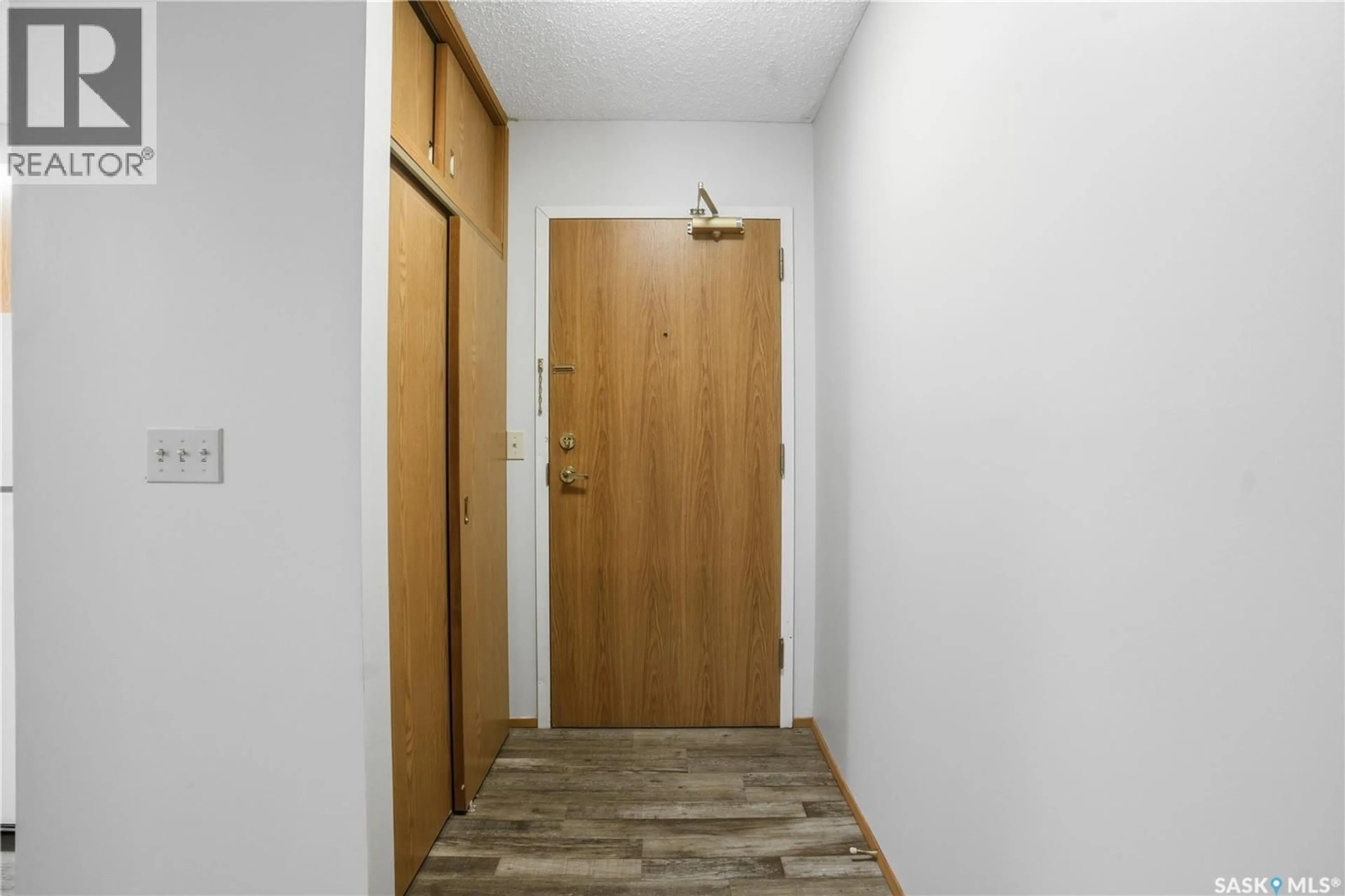 Indoor foyer for 205 - 1006 9TH STREET, Saskatoon Saskatchewan S7H0N2