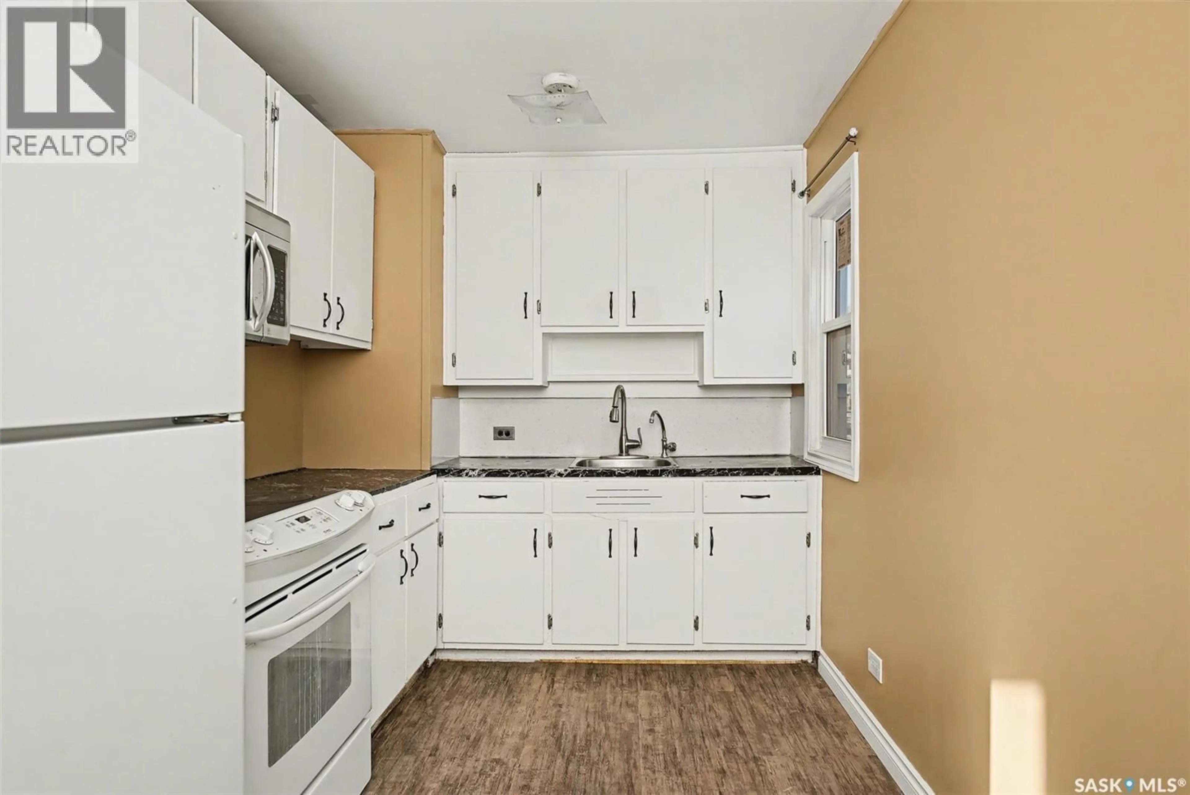 Standard kitchen, unknown for 22 ELIZABETH CRESCENT, Regina Saskatchewan S4T5V9
