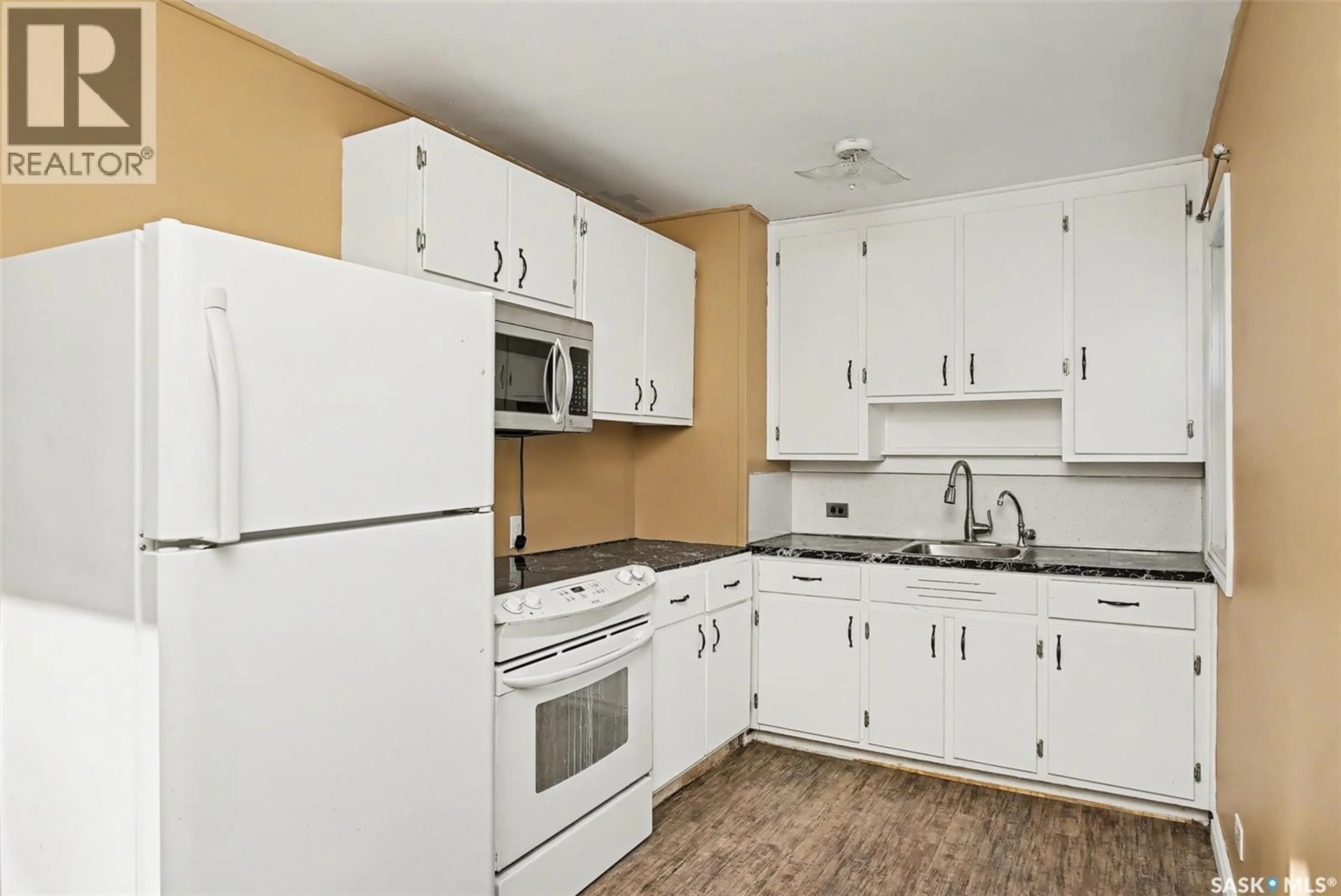 Standard kitchen, unknown for 22 ELIZABETH CRESCENT, Regina Saskatchewan S4T5V9