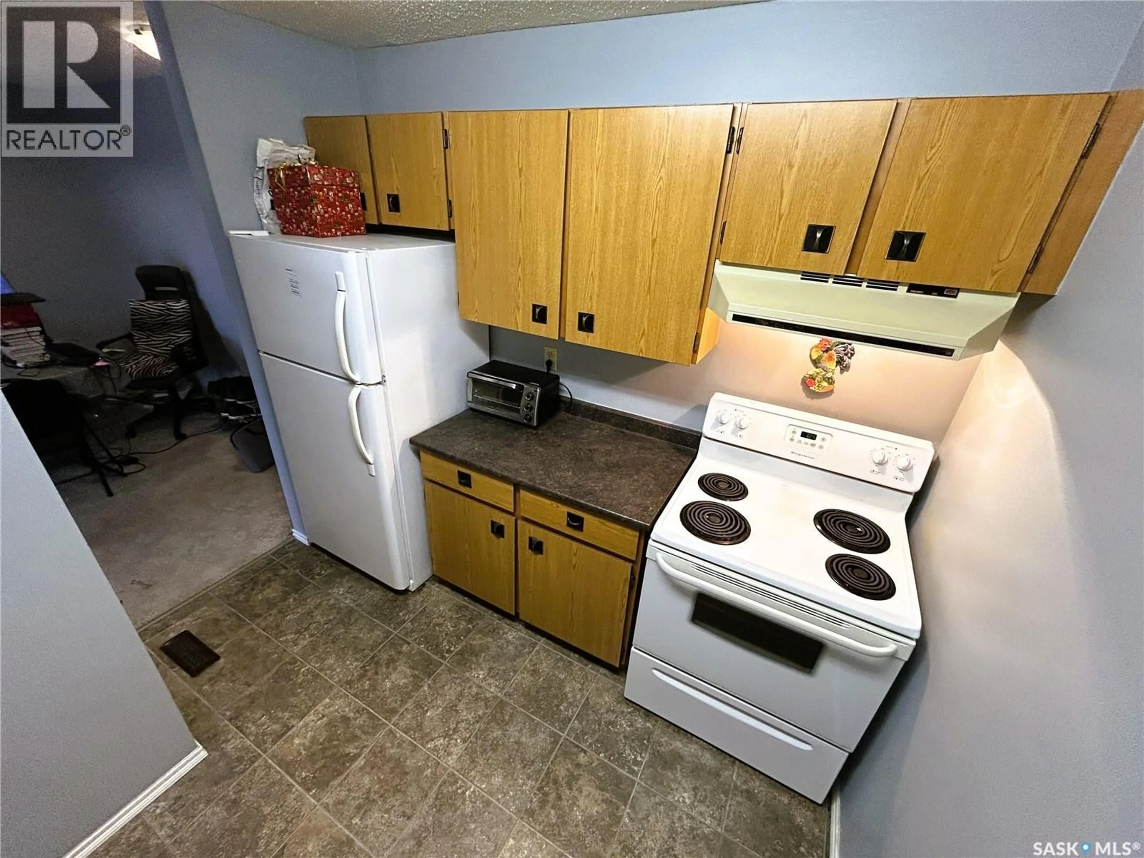 Standard kitchen, unknown for 6575 - 17 ROCHDALE BOULEVARD, Regina Saskatchewan S4X2Z1