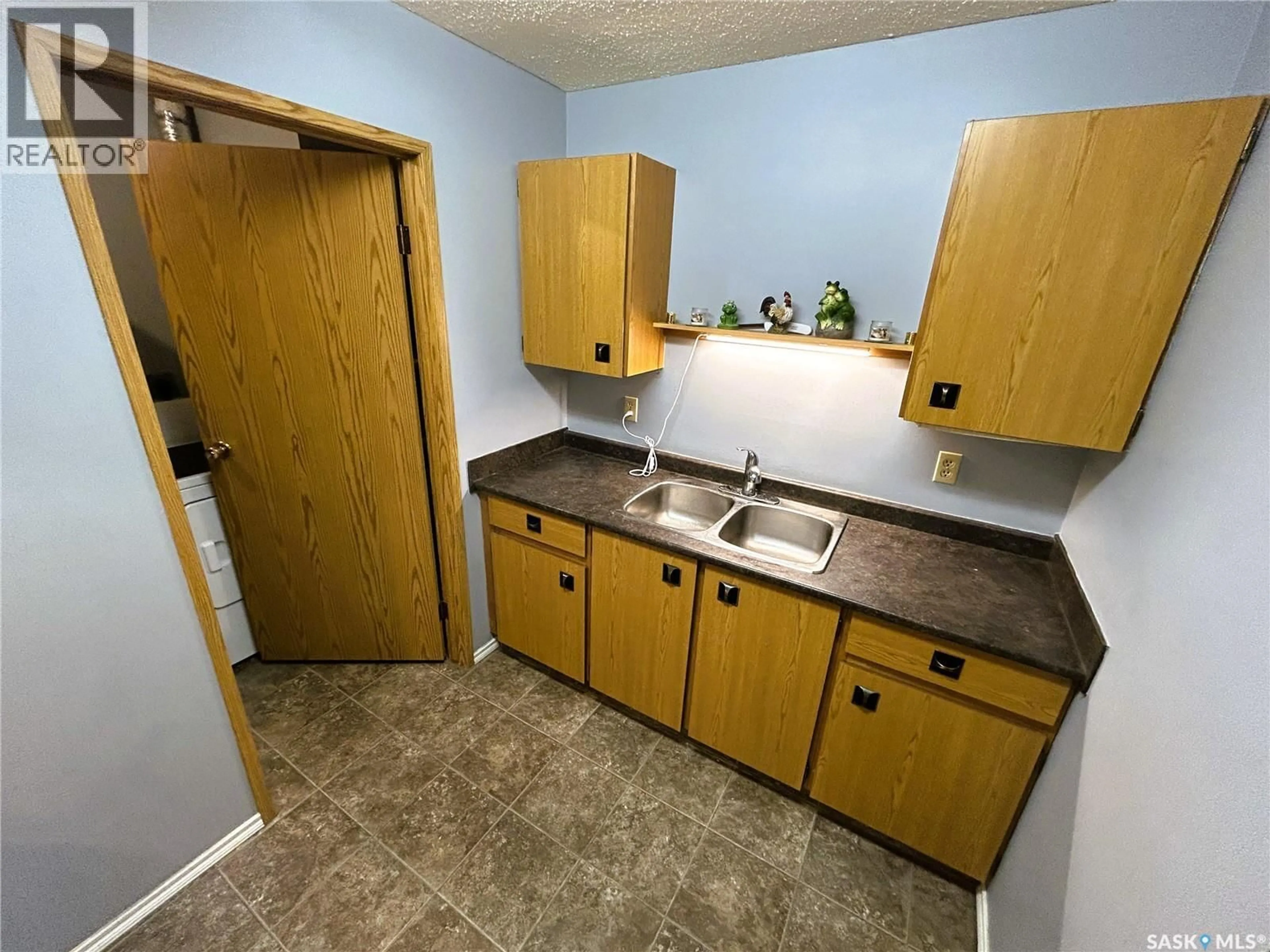 Standard kitchen, unknown for 6575 - 17 ROCHDALE BOULEVARD, Regina Saskatchewan S4X2Z1
