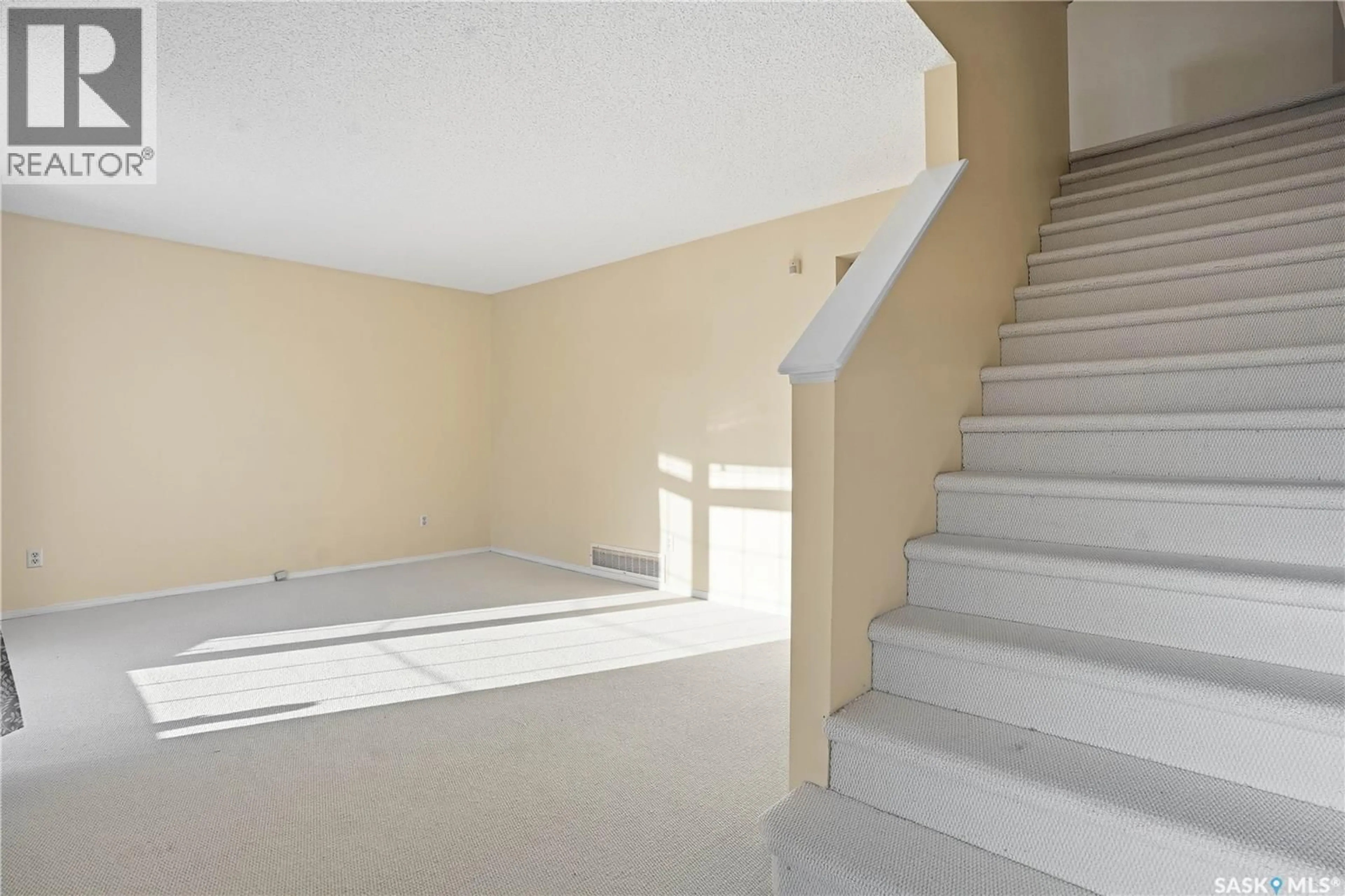 Indoor foyer for 5169 DONNELLY CRESCENT, Regina Saskatchewan S4X4M9