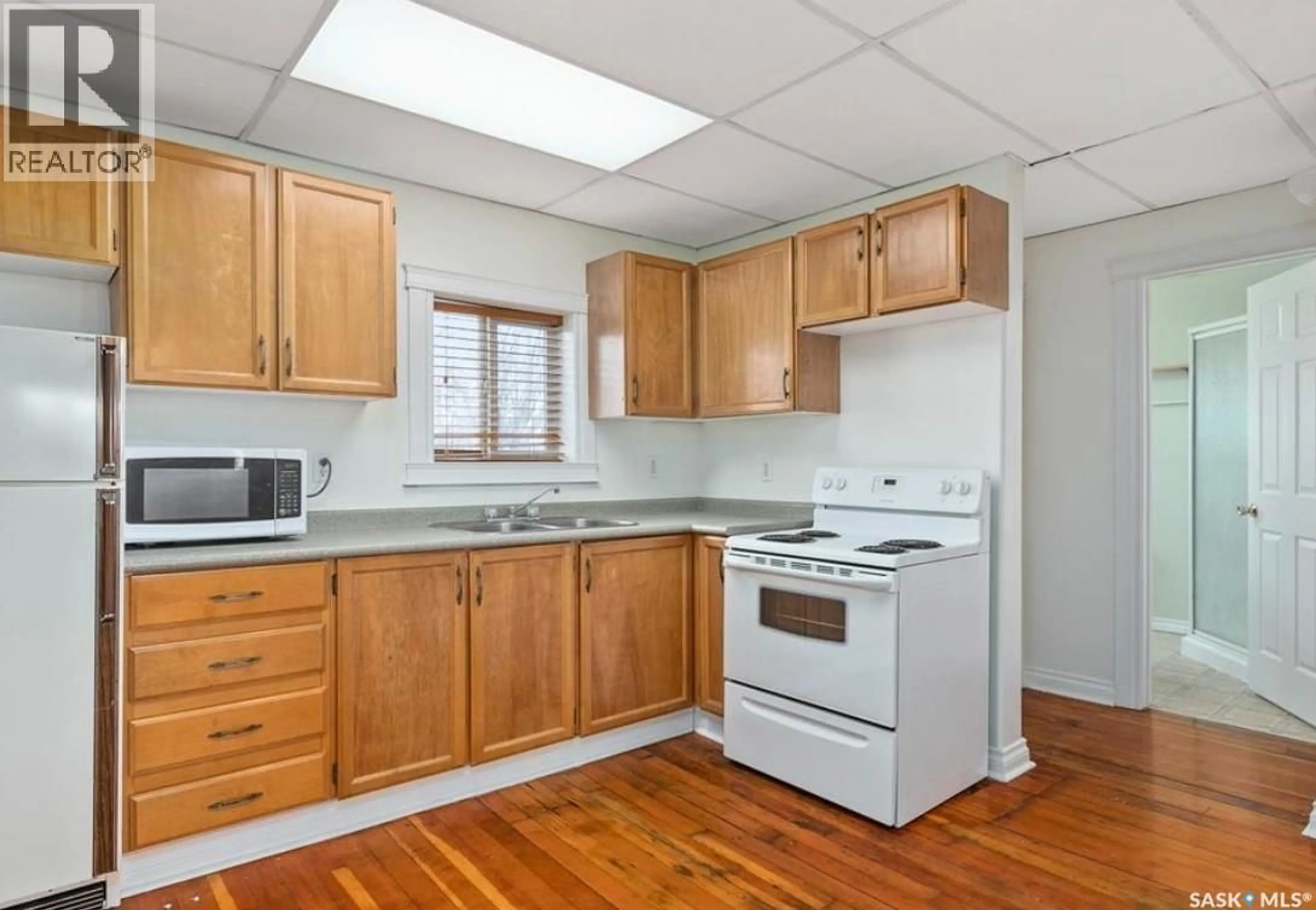 Standard kitchen, wood/laminate floor for 217 H AVENUE, Saskatoon Saskatchewan S7M1W1