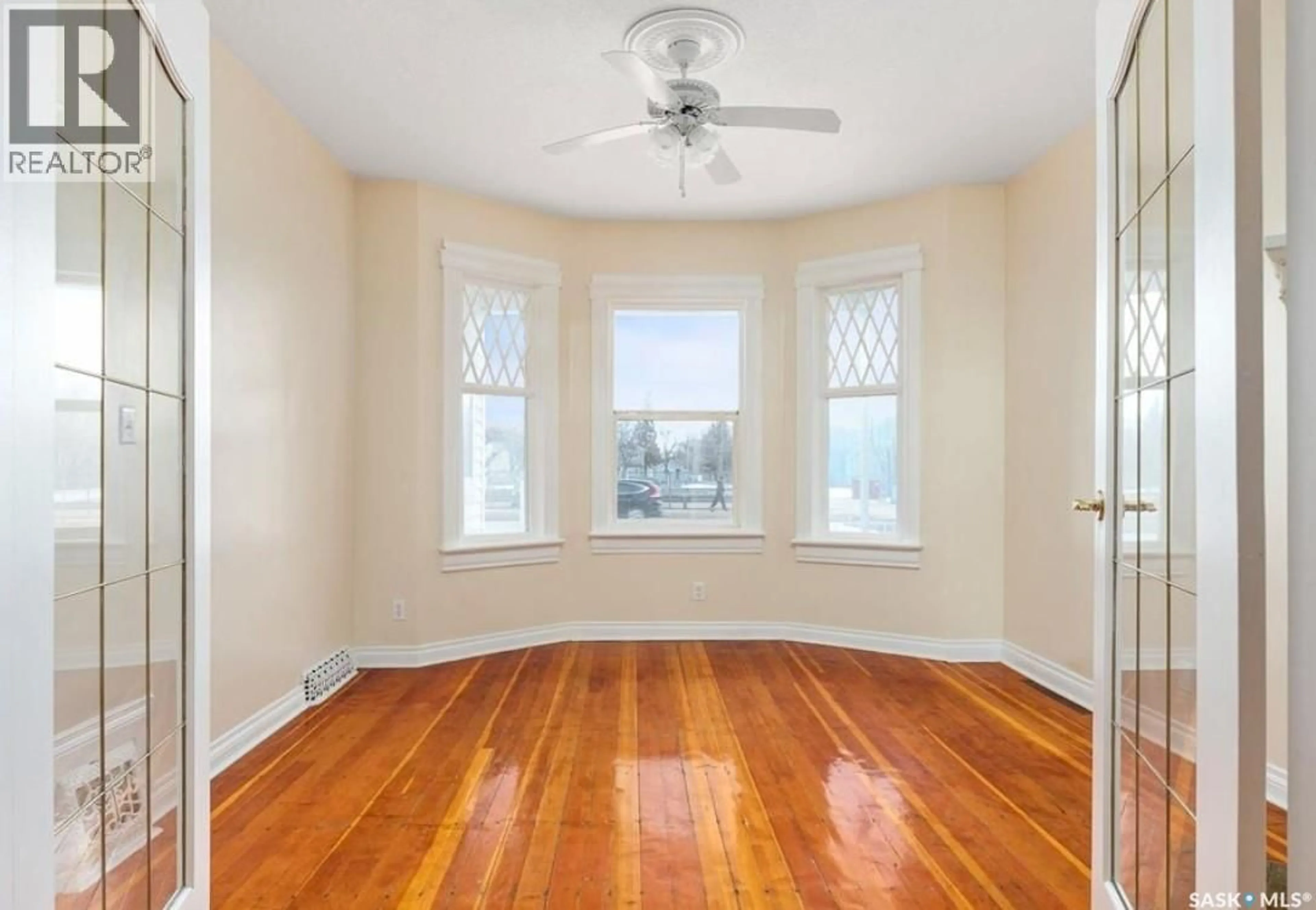 A pic of a room for 217 H AVENUE, Saskatoon Saskatchewan S7M1W1