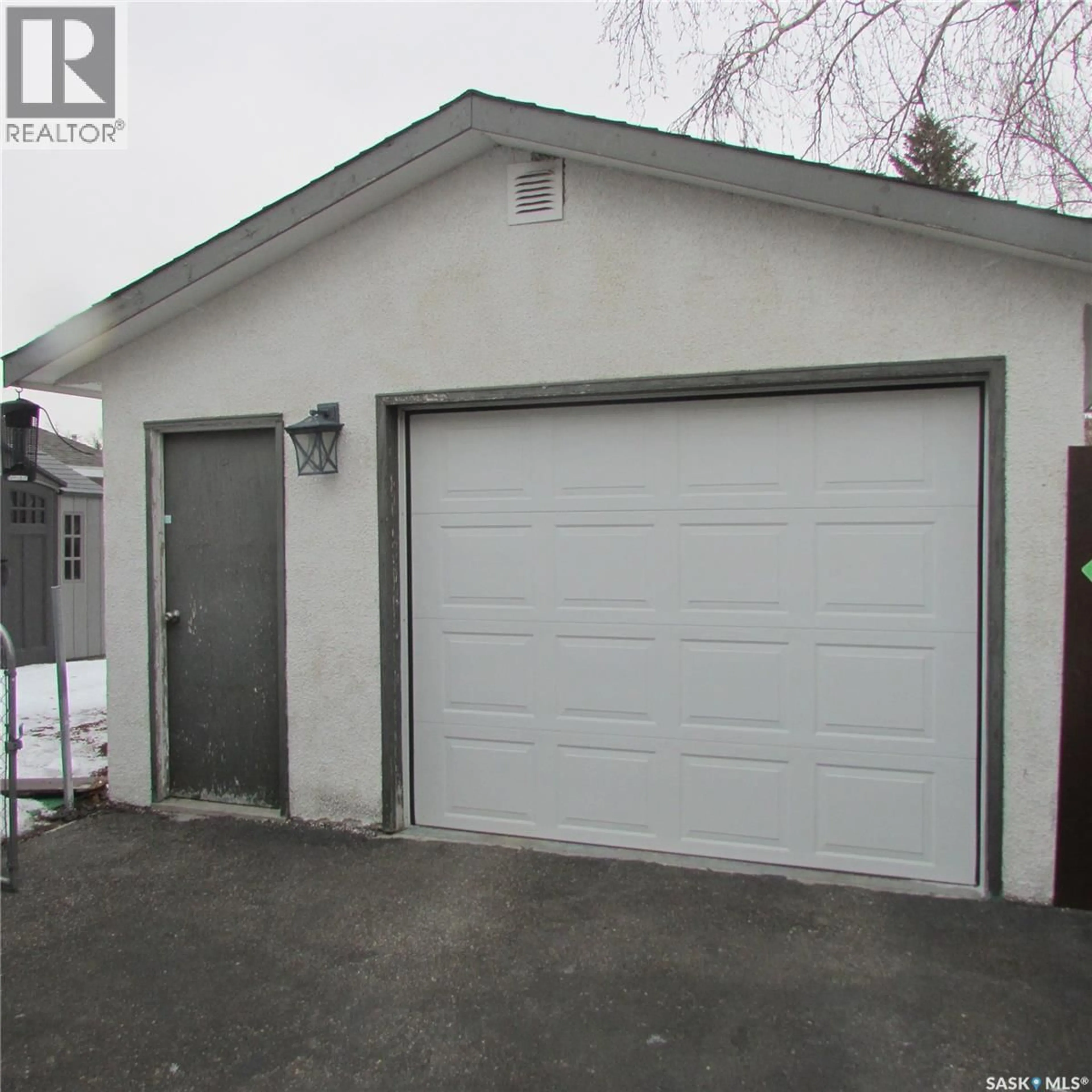 Indoor garage for 123 BENTLEY DRIVE, Regina Saskatchewan S4N4S5