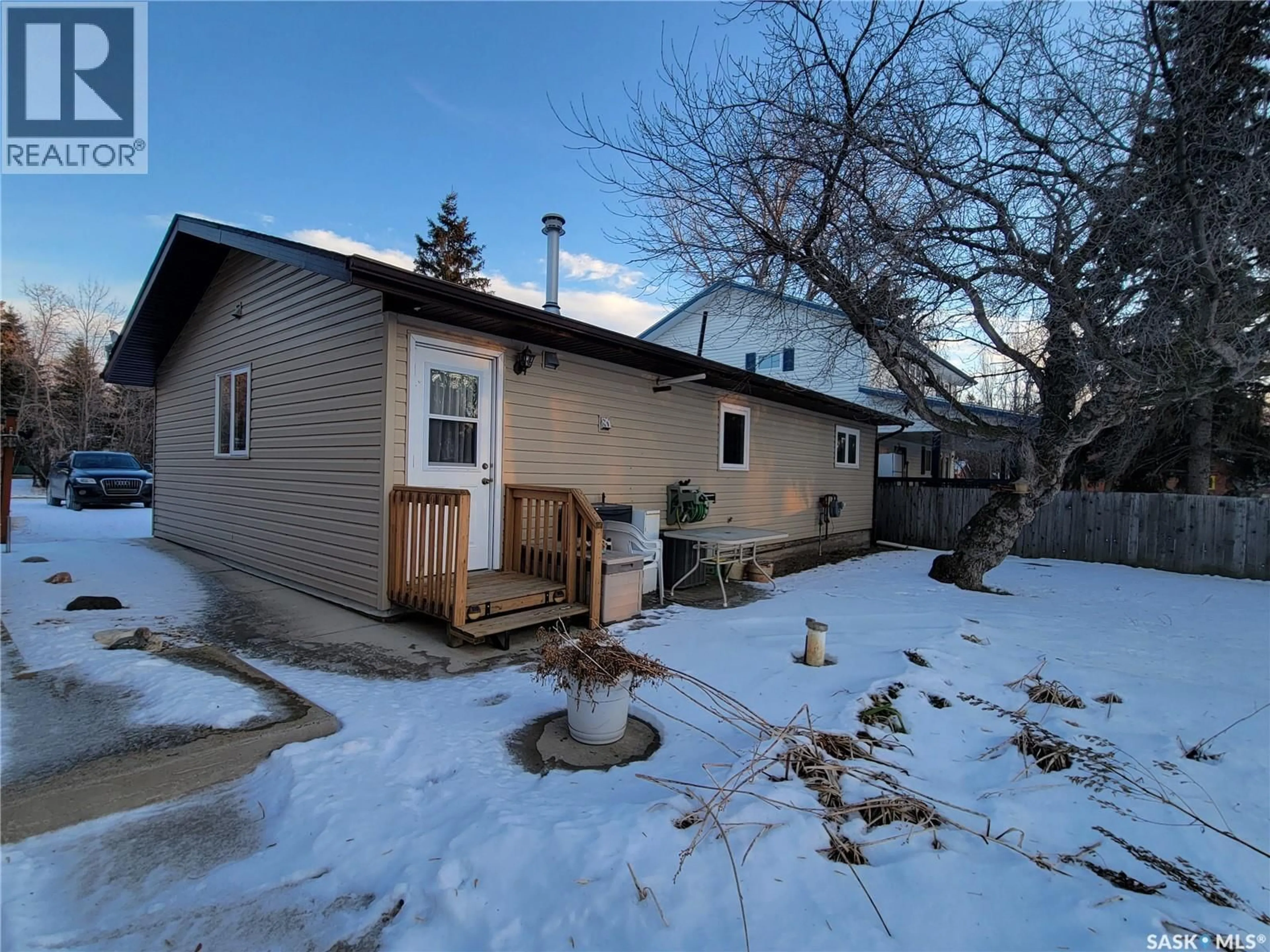 A pic from outside/outdoor area/front of a property/back of a property/a pic from drone, street for 26 ELM STREET, Katepwa Beach Saskatchewan S0G2Y0