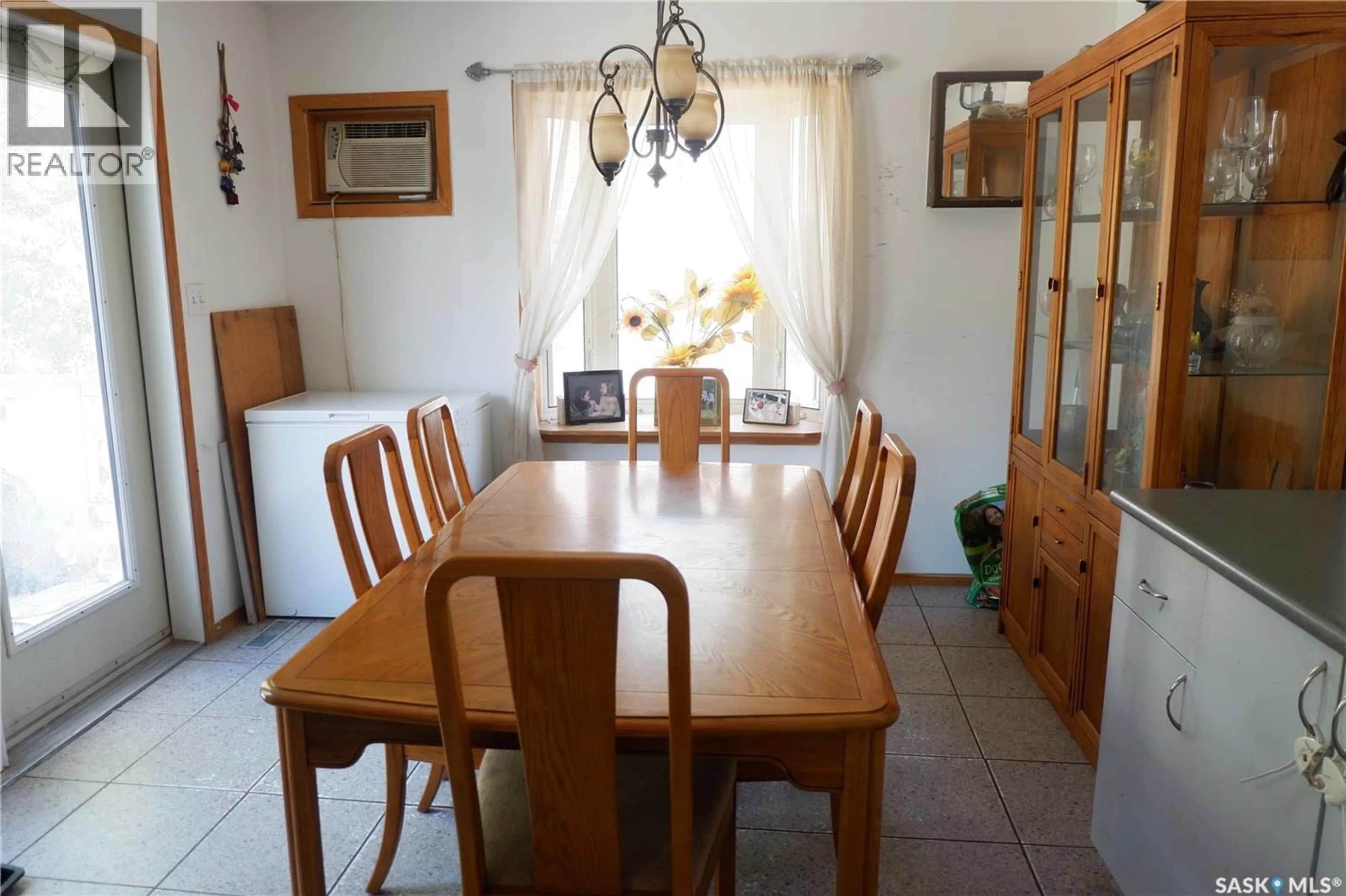 Dining room, unknown for 568 STADACONA STREET, Moose Jaw Saskatchewan S6H1Z9