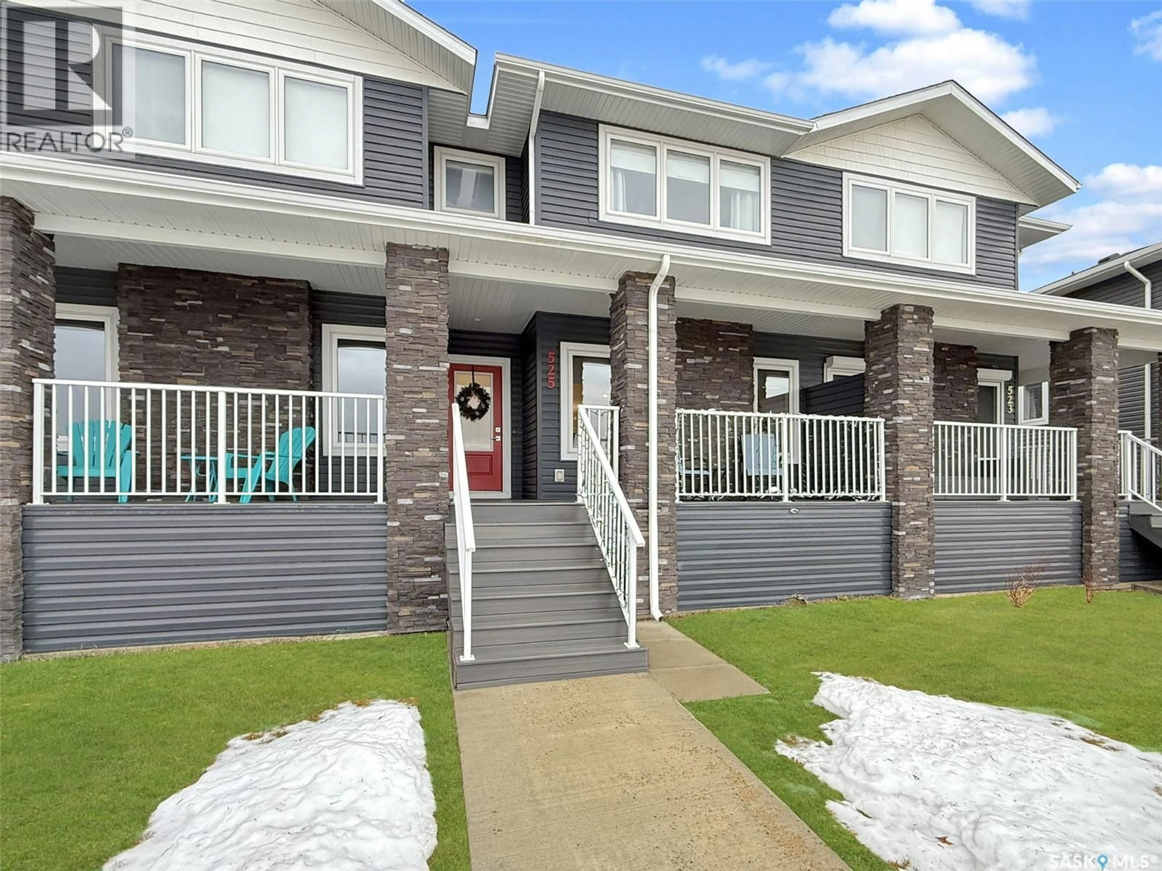 Home with vinyl exterior material, street for 525 DOUGLAS DRIVE, Swift Current Saskatchewan S9H5R6
