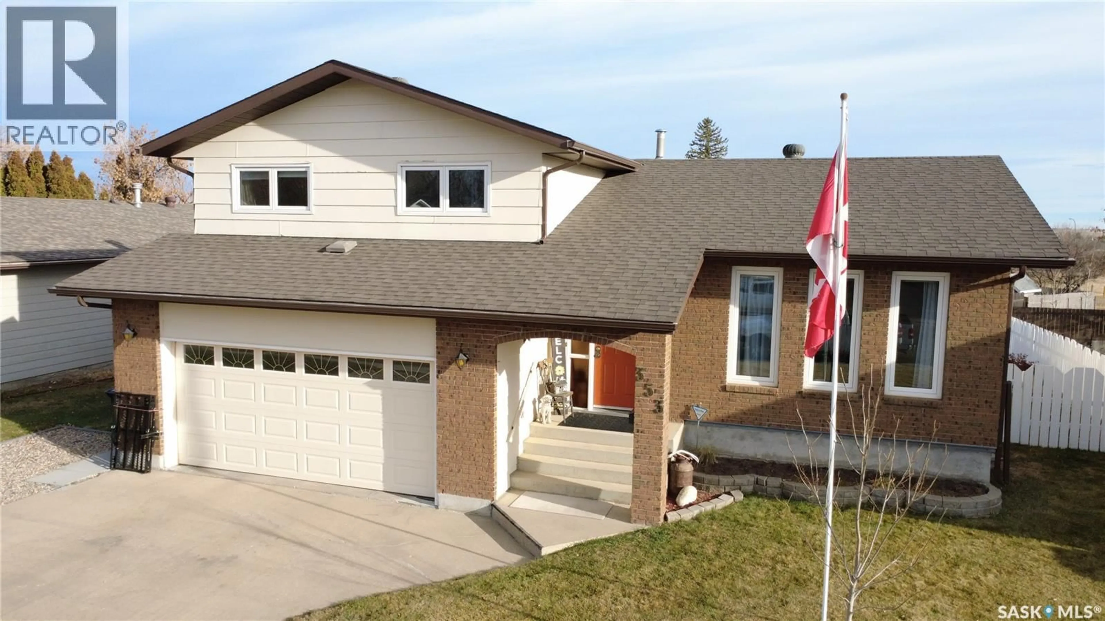 Home with vinyl exterior material, street for 353 WALSH TRAIL, Swift Current Saskatchewan S9H4R3