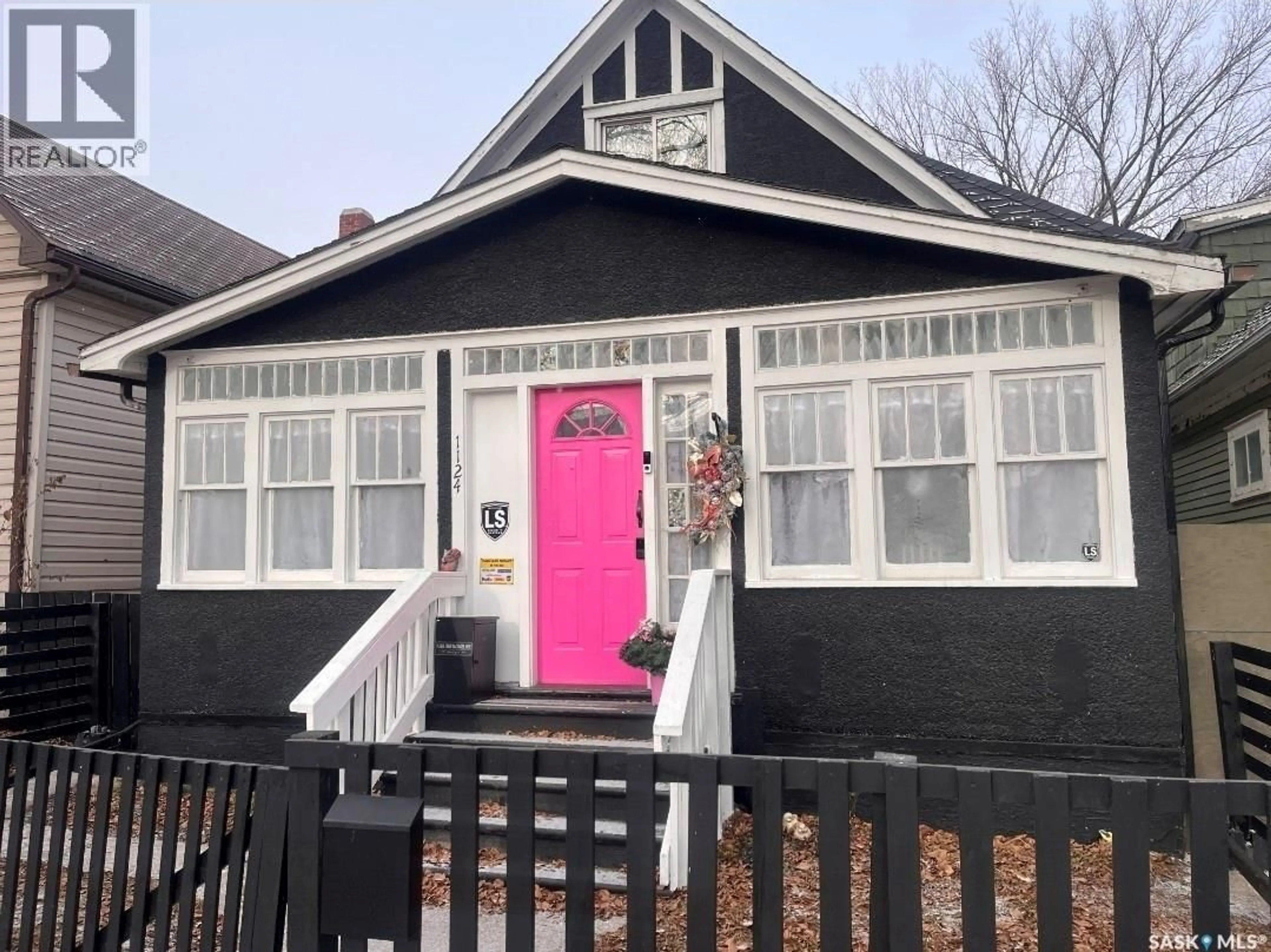 Home with vinyl exterior material, street for 1124 VICTORIA AVENUE, Regina Saskatchewan S4P0N7