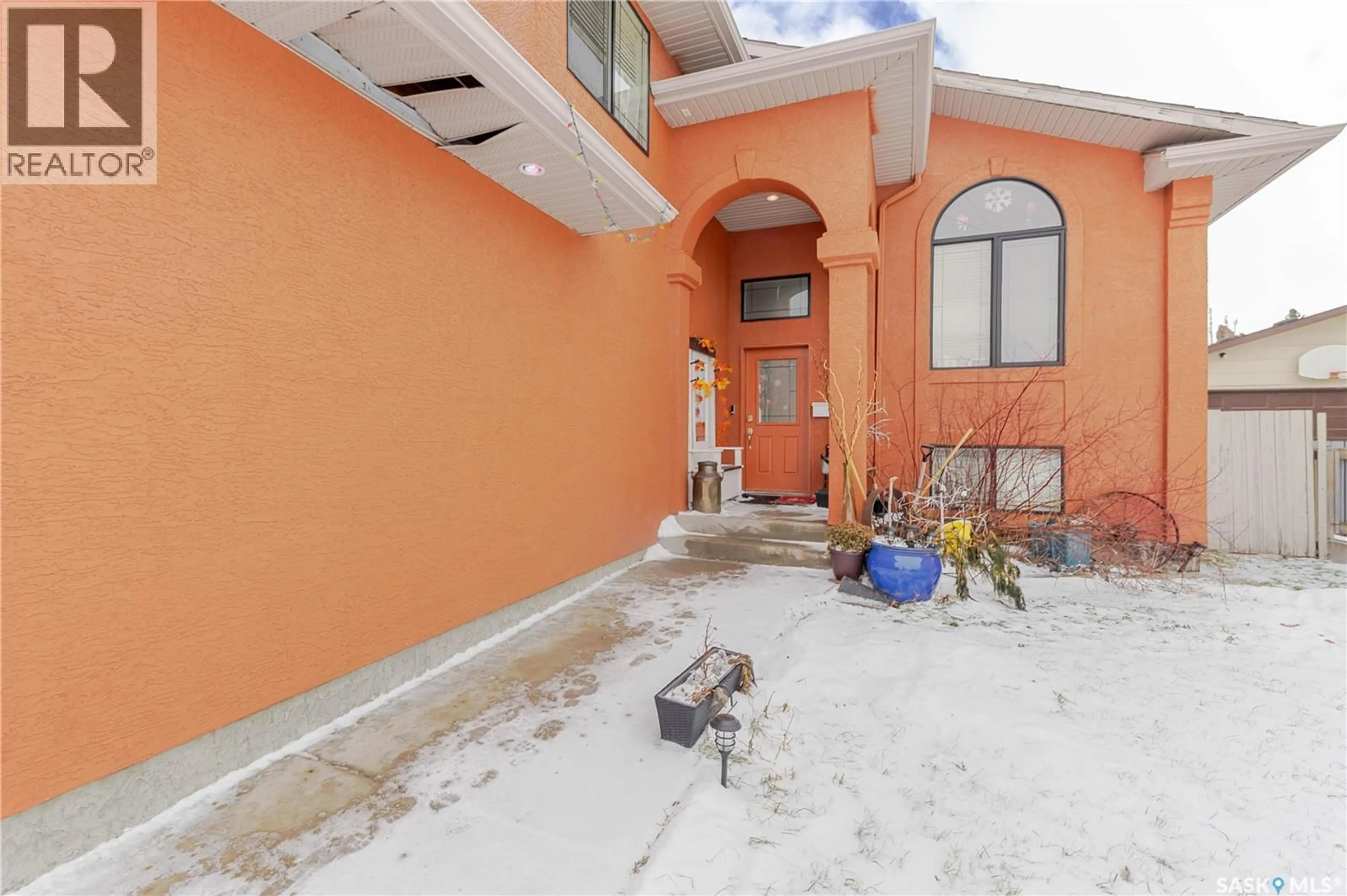 Indoor foyer for 294 WELLINGTON DRIVE, Moose Jaw Saskatchewan S6K1A4