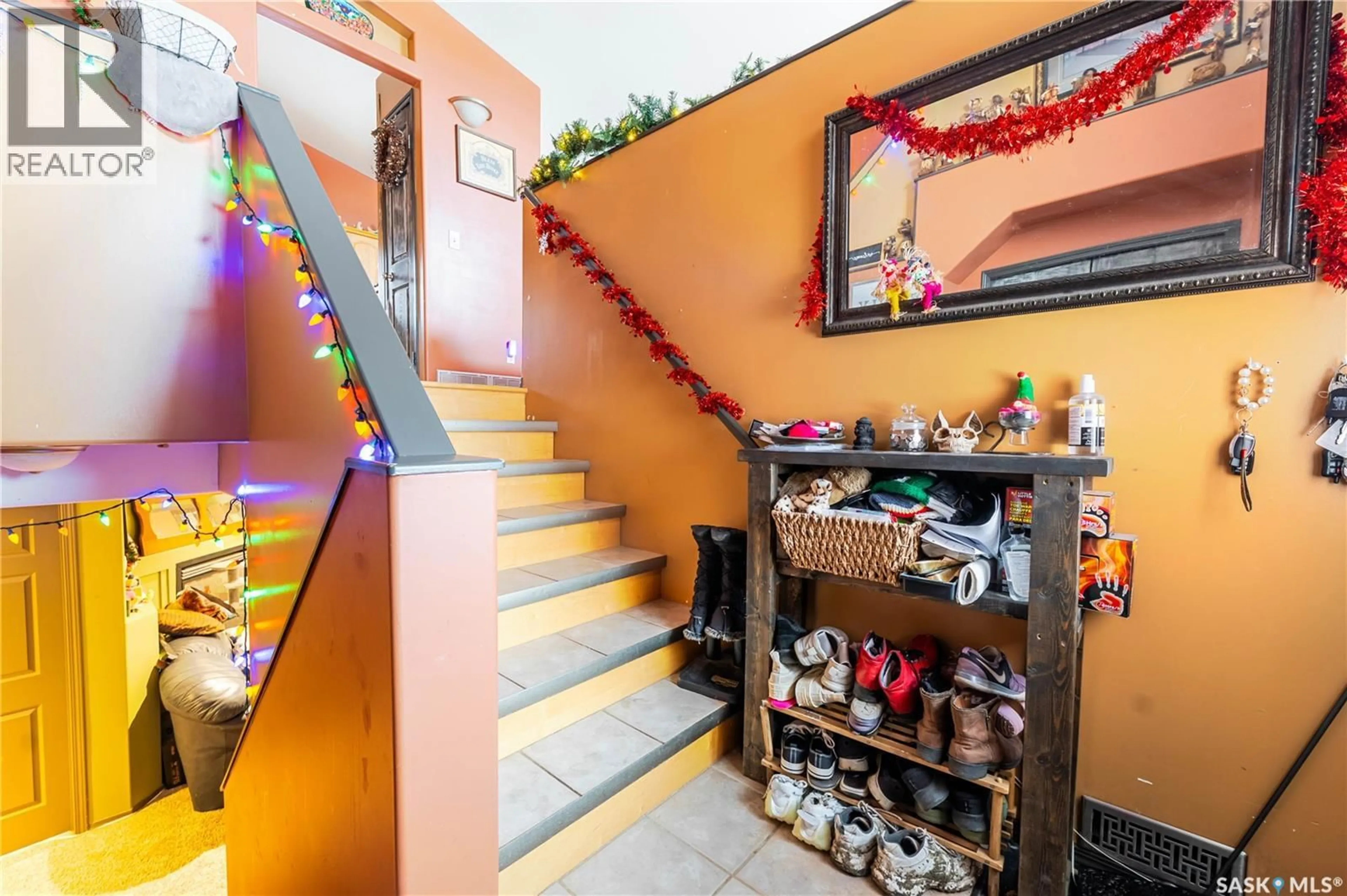 Indoor foyer for 294 WELLINGTON DRIVE, Moose Jaw Saskatchewan S6K1A4