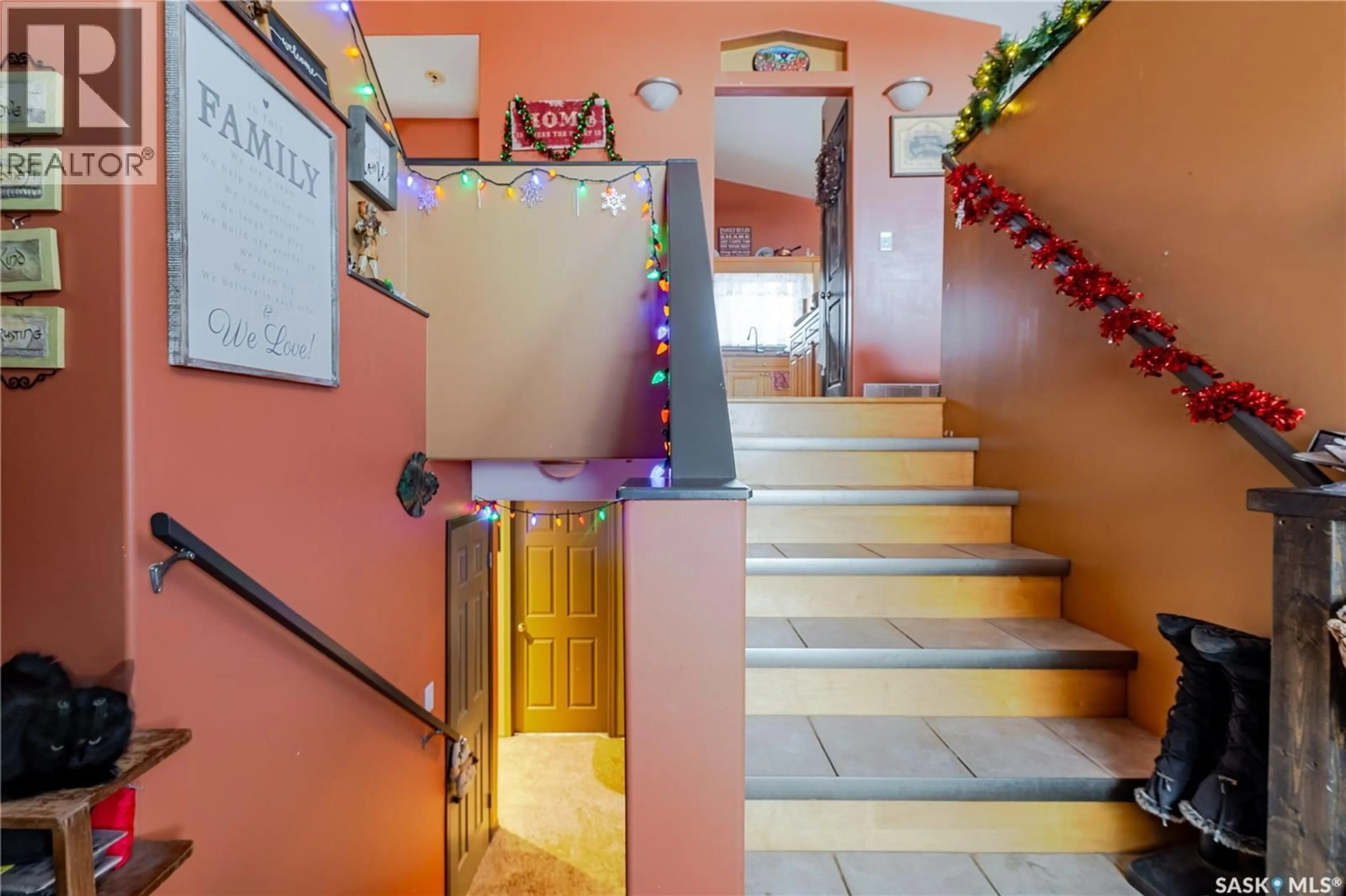 Indoor foyer for 294 WELLINGTON DRIVE, Moose Jaw Saskatchewan S6K1A4