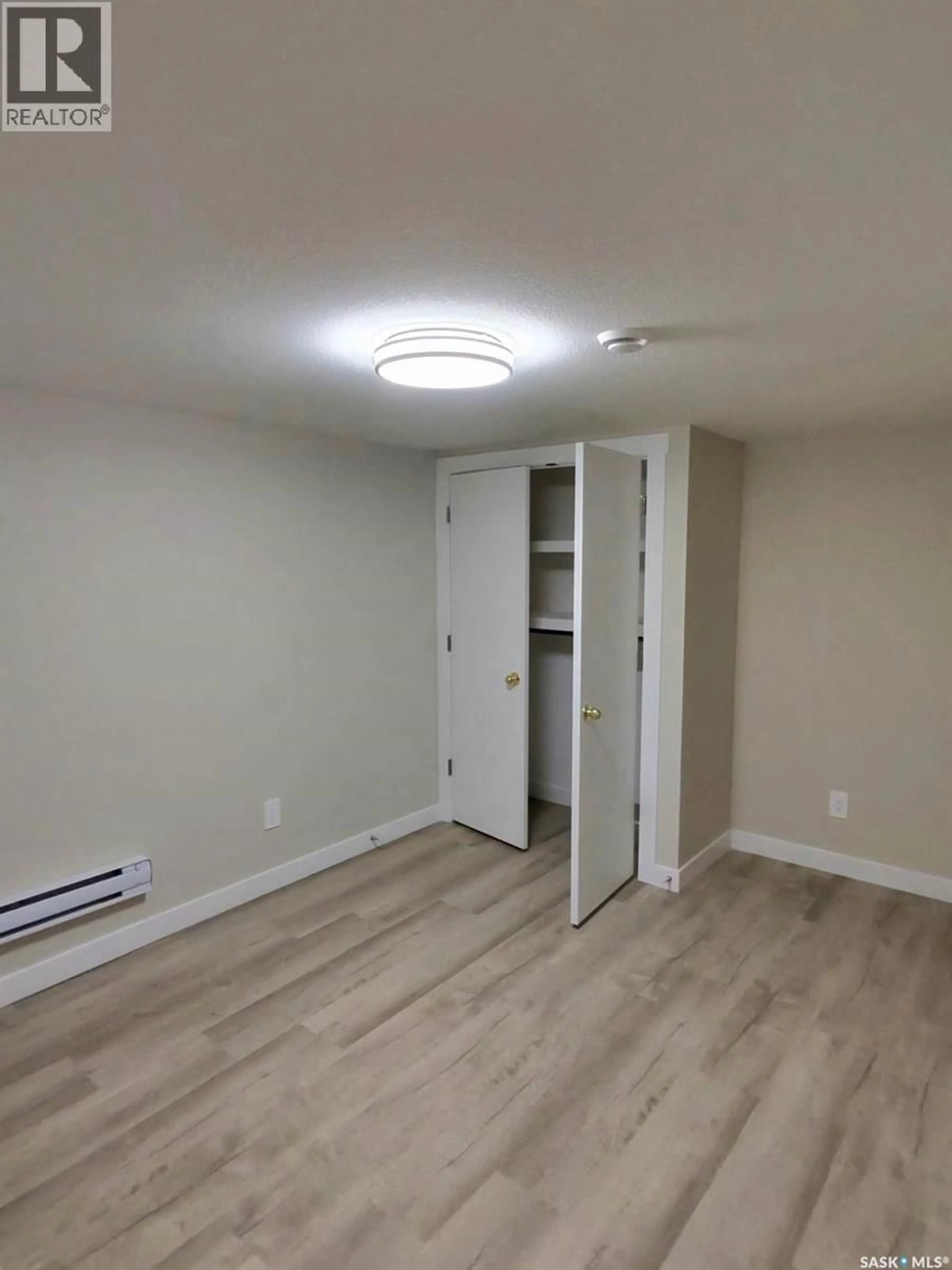 A pic of a room for 401 S AVENUE N, Saskatoon Saskatchewan S7L2Z9