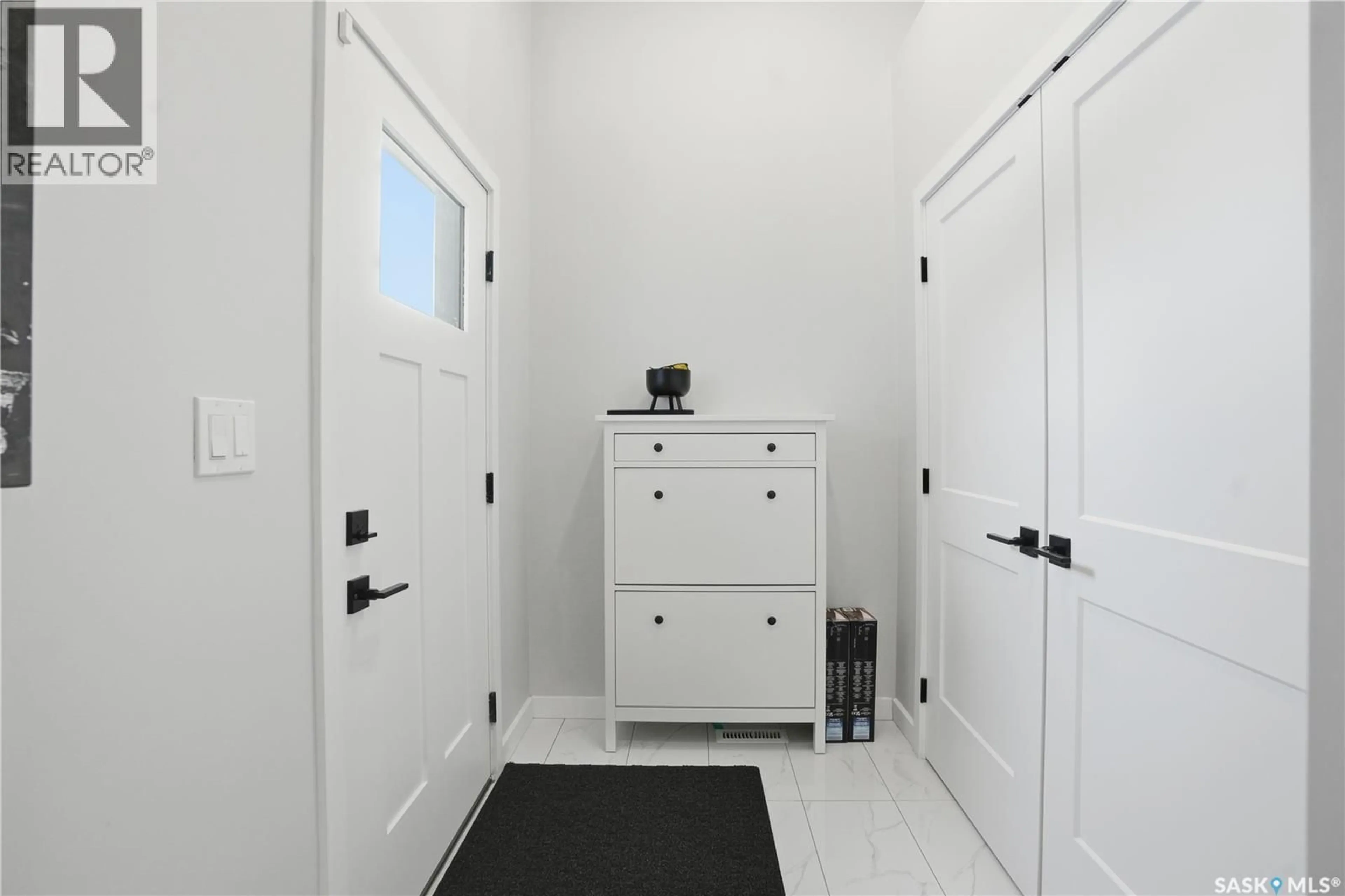 Indoor entryway for 746 BENTLEY MANOR, Saskatoon Saskatchewan S7L6P2