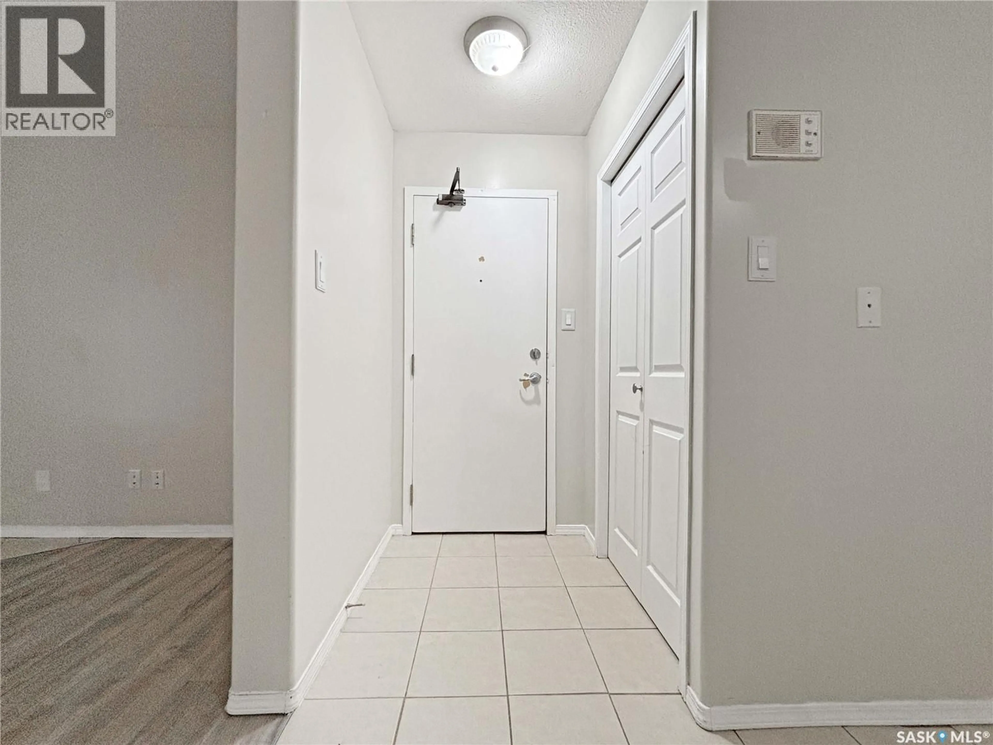 Indoor entryway for B03 - 245 KINGSMERE BOULEVARD, Saskatoon Saskatchewan S7J4J6