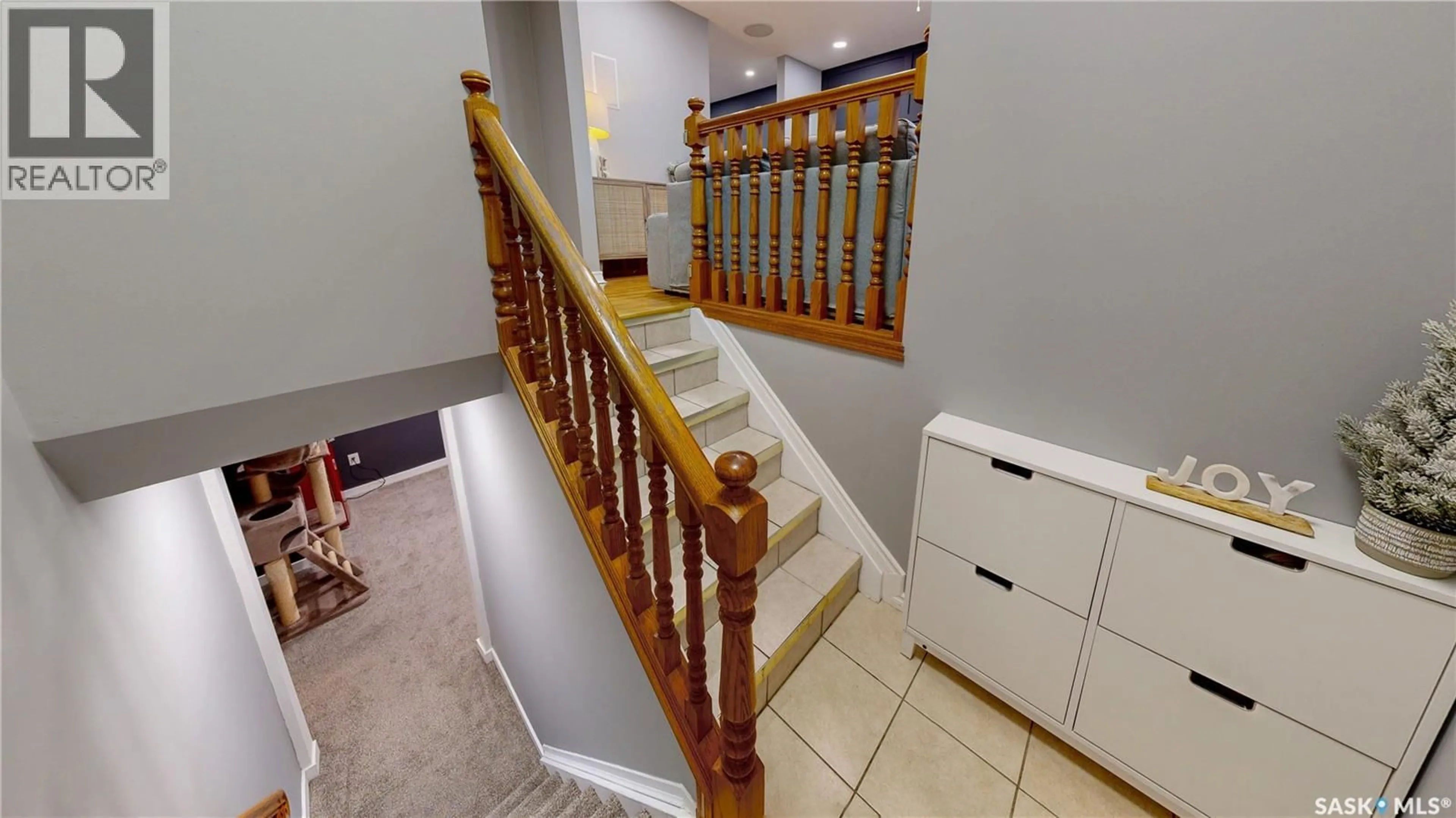 Indoor foyer for 1714 7TH AVENUE, Regina Saskatchewan S4N4H1