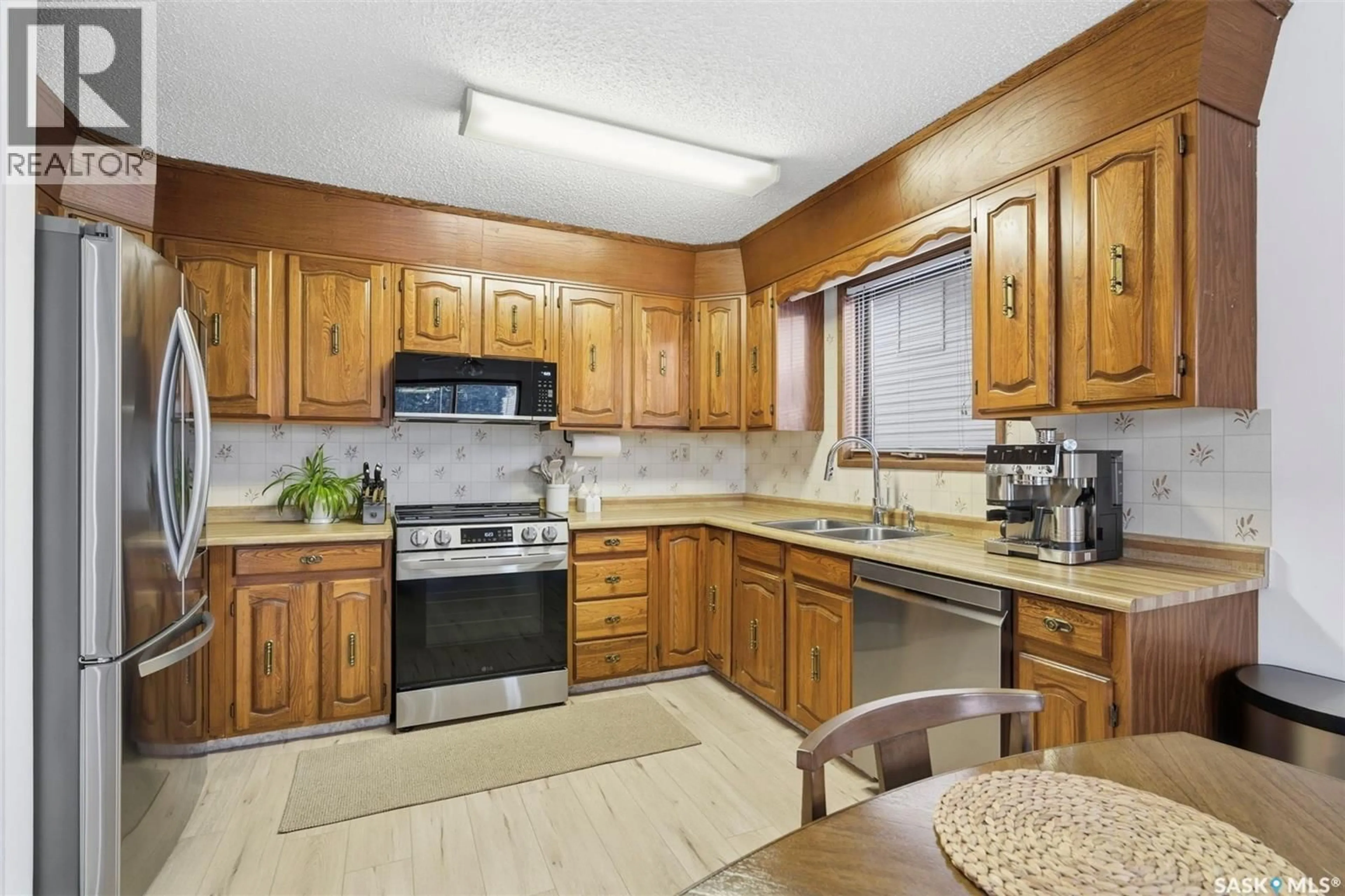 Standard kitchen, ceramic/tile floor for 439 MANNING LANE, Saskatoon Saskatchewan S7L6J7