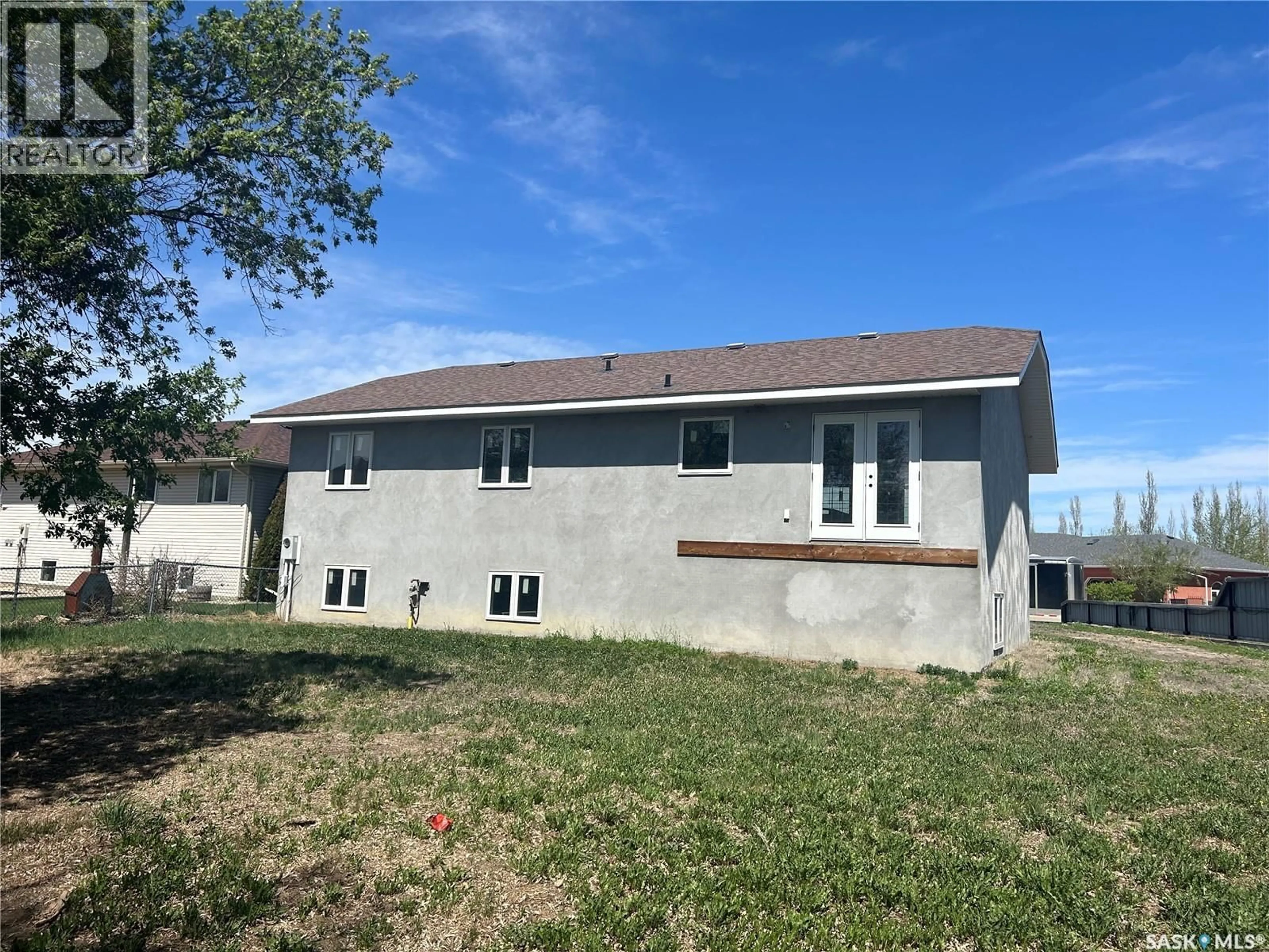Home with vinyl exterior material, building for 117 CARSON BAY, Lampman Saskatchewan S0C0B5