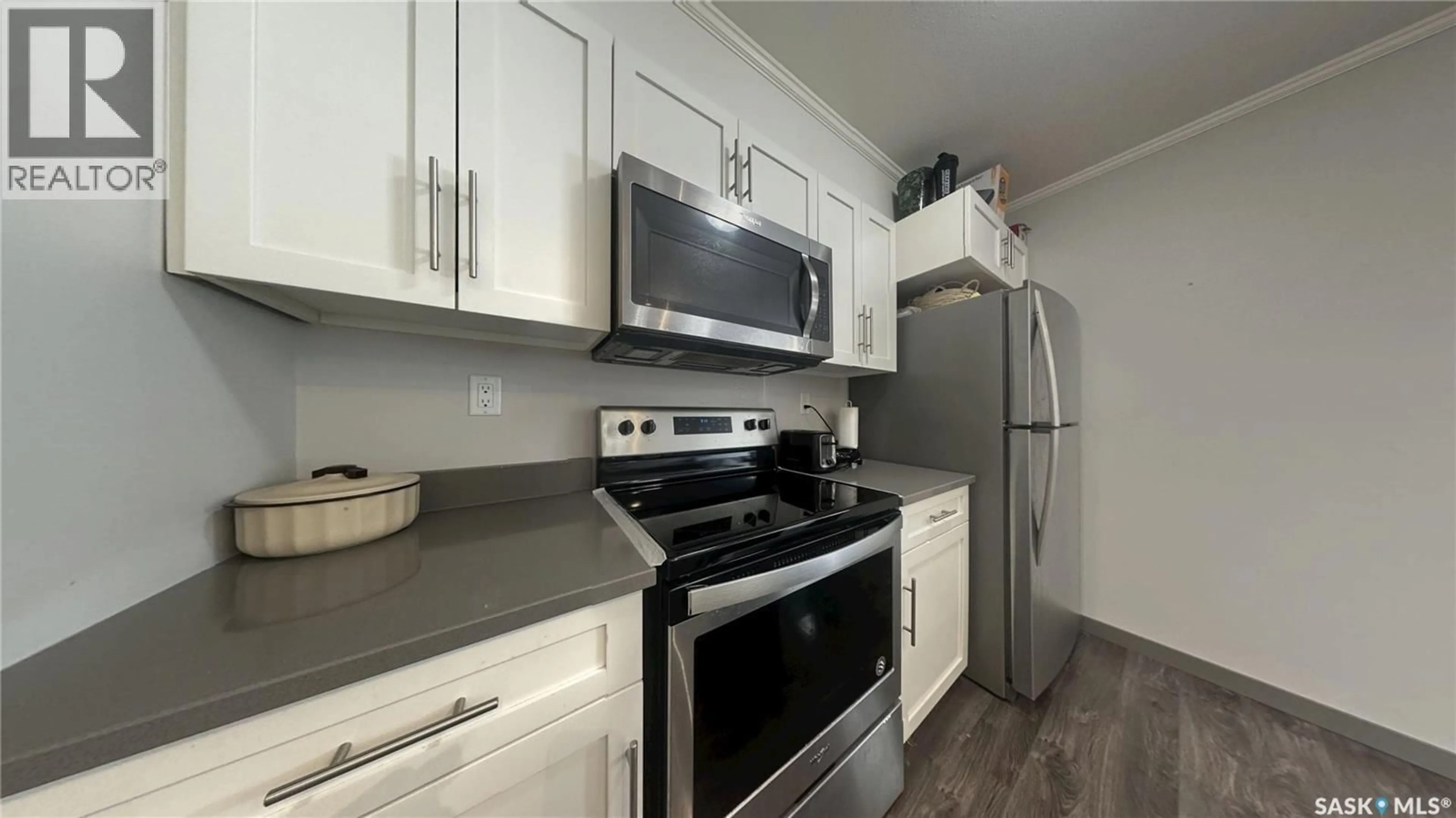 Standard kitchen, unknown for 265 322 LEWIN WAY, Saskatoon Saskatchewan S7T0A7