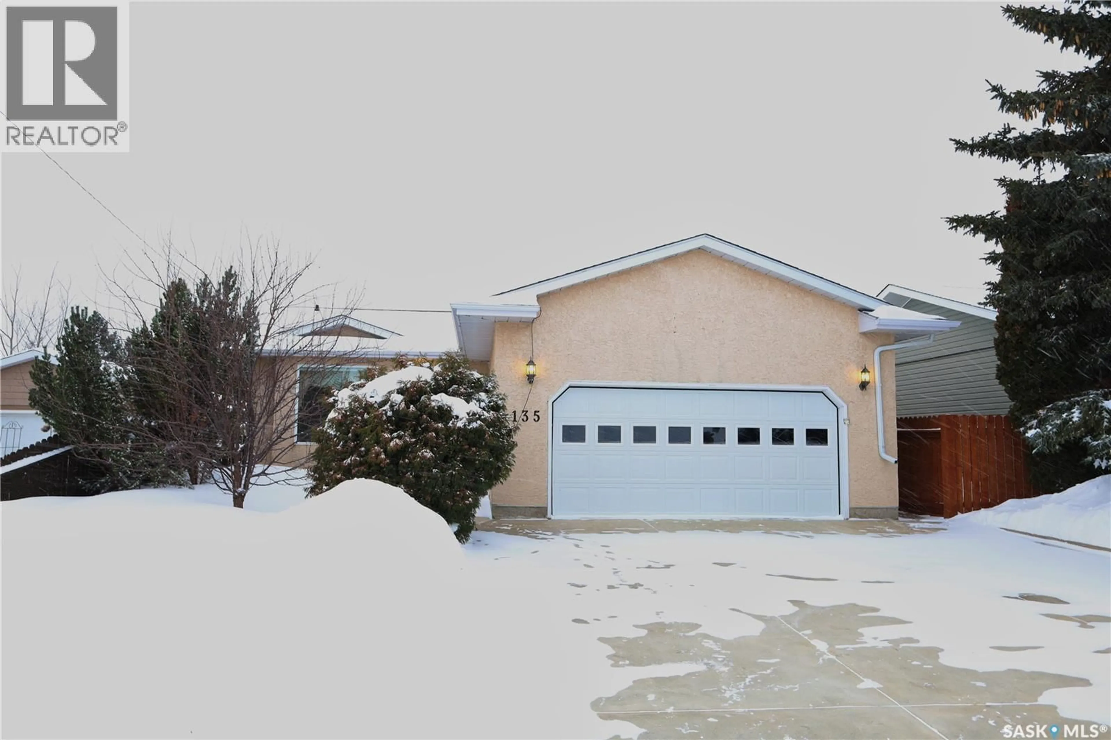 Indoor garage for 135 6TH AVENUE, Osler Saskatchewan S0K3A0