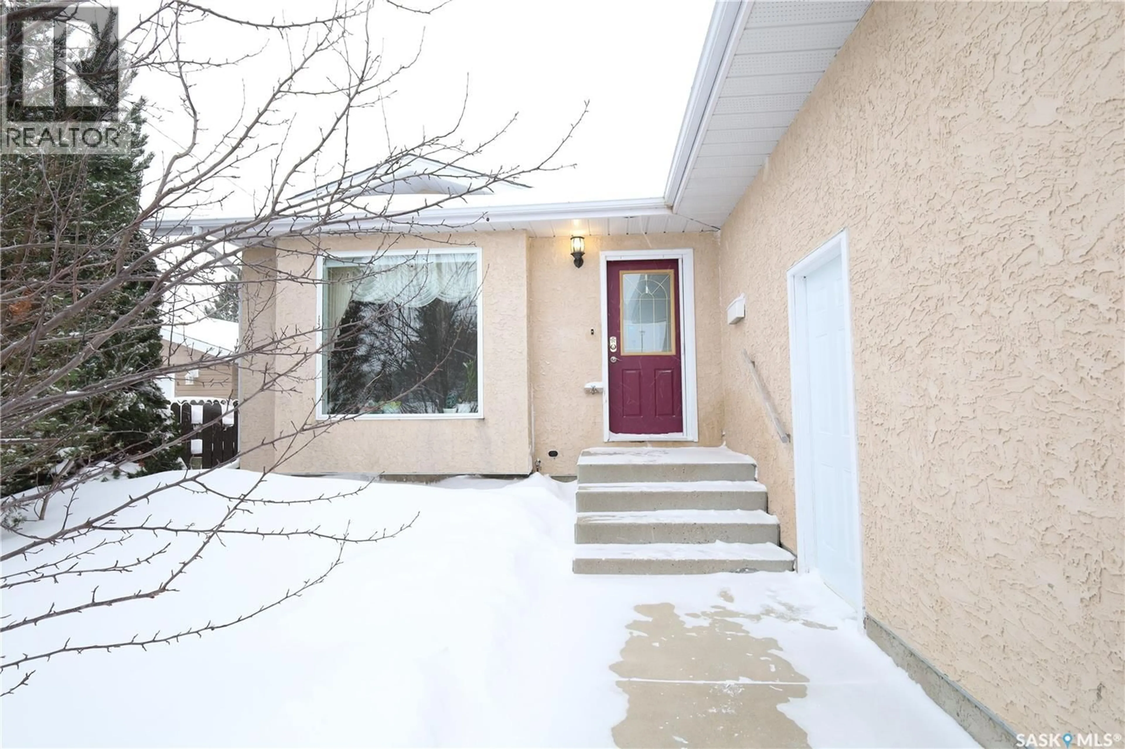 Indoor entryway for 135 6TH AVENUE, Osler Saskatchewan S0K3A0